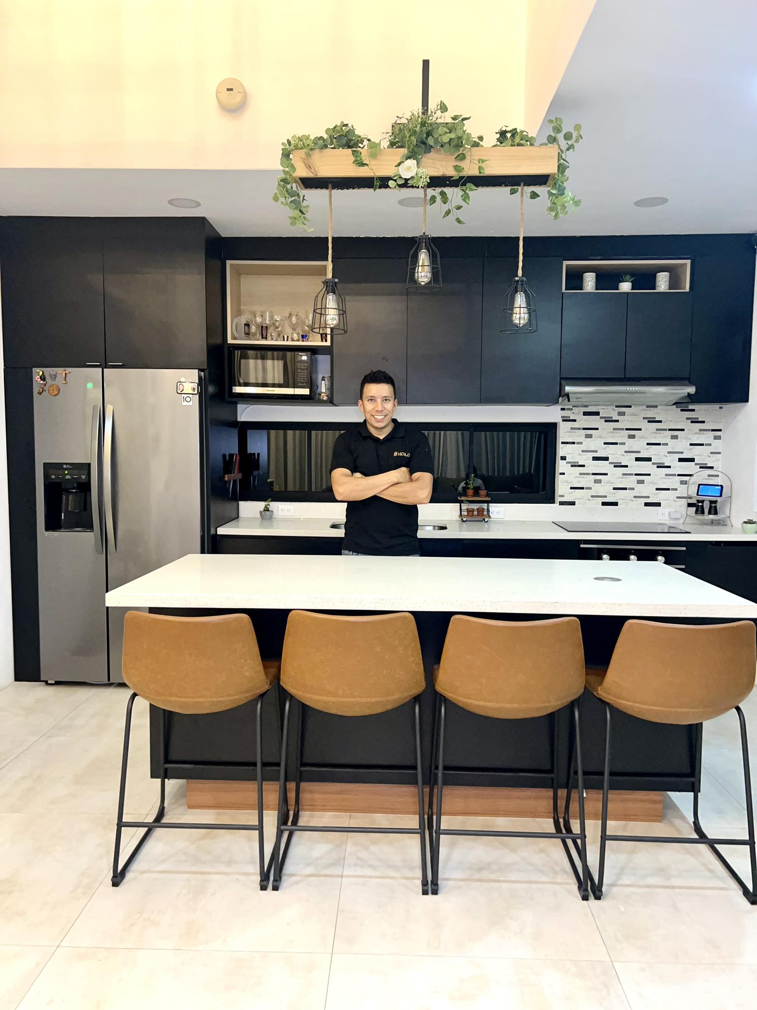 Diego, fundador de Vicolo Designs, junto a una cocina personalizada fabricada por Vicolo CR en Costa Rica
