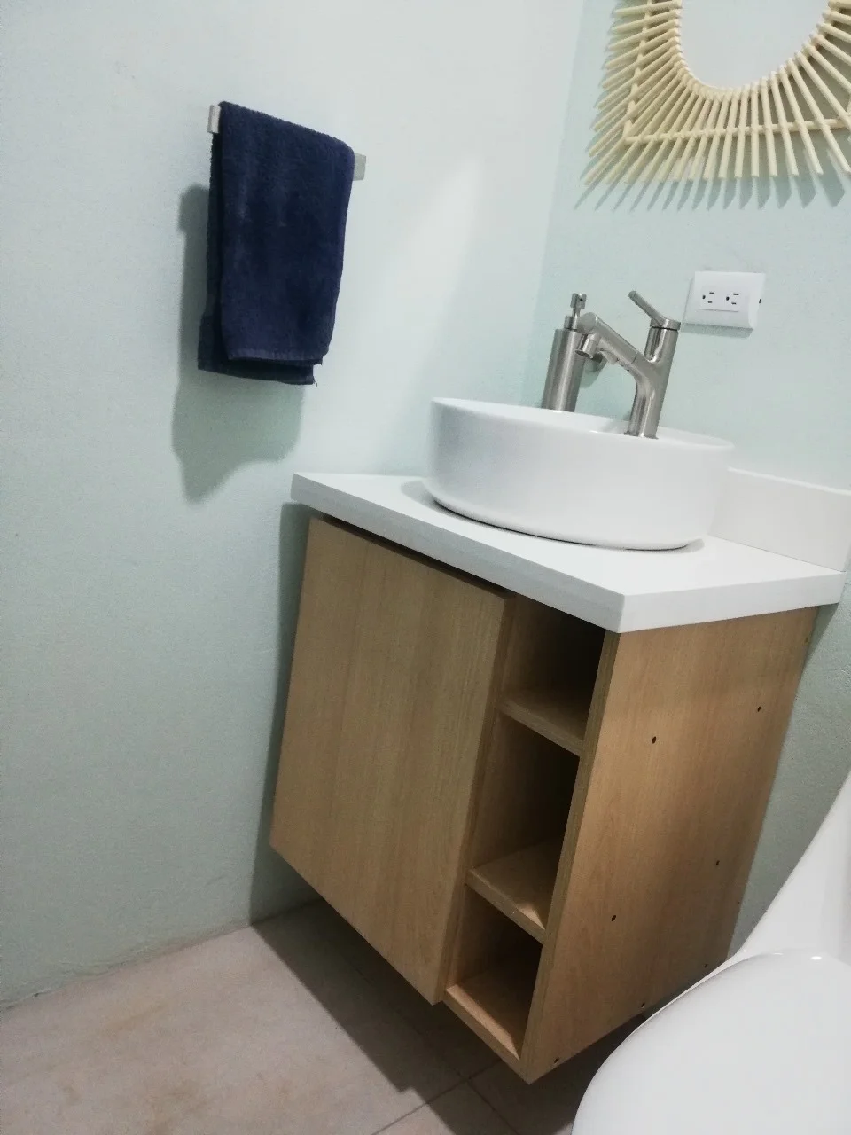 Imagen 1 del proyecto Vanitorio ligero en madera natural en Baño / formato compacto