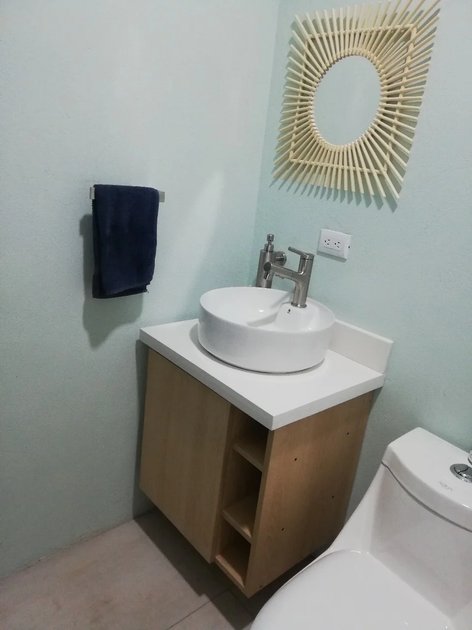 Imagen 2 del proyecto Vanitorio ligero en madera natural en Baño / formato compacto miniatura