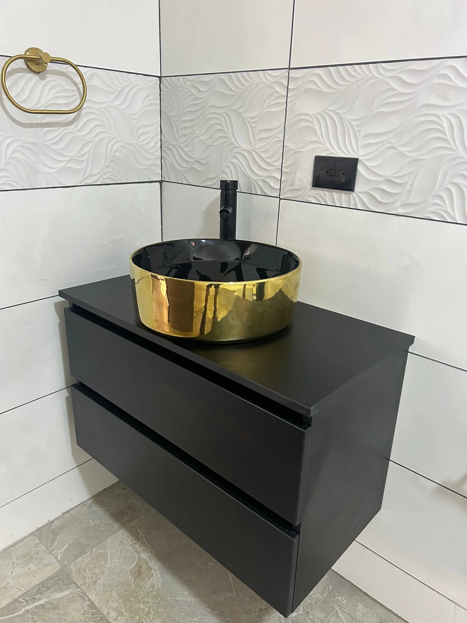 Vanitorio negro con acento dorado