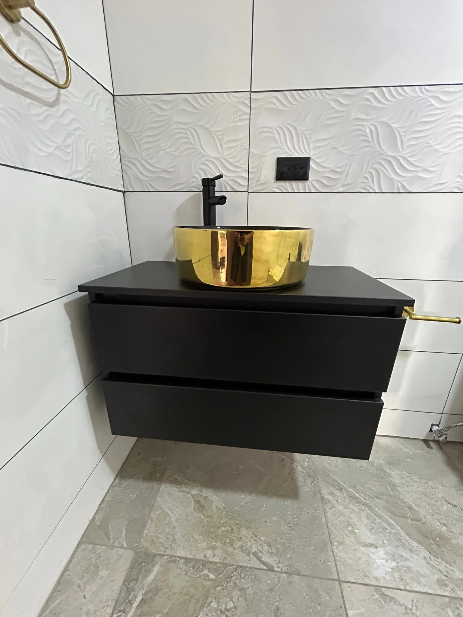 Imagen 2 del proyecto Vanitorio negro con acento dorado en Baño / pieza protagónica miniatura