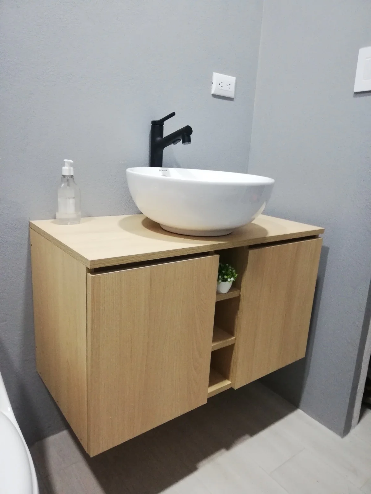 Imagen 1 del proyecto Lavamanos flotante para uso diario en Baño / lectura clara