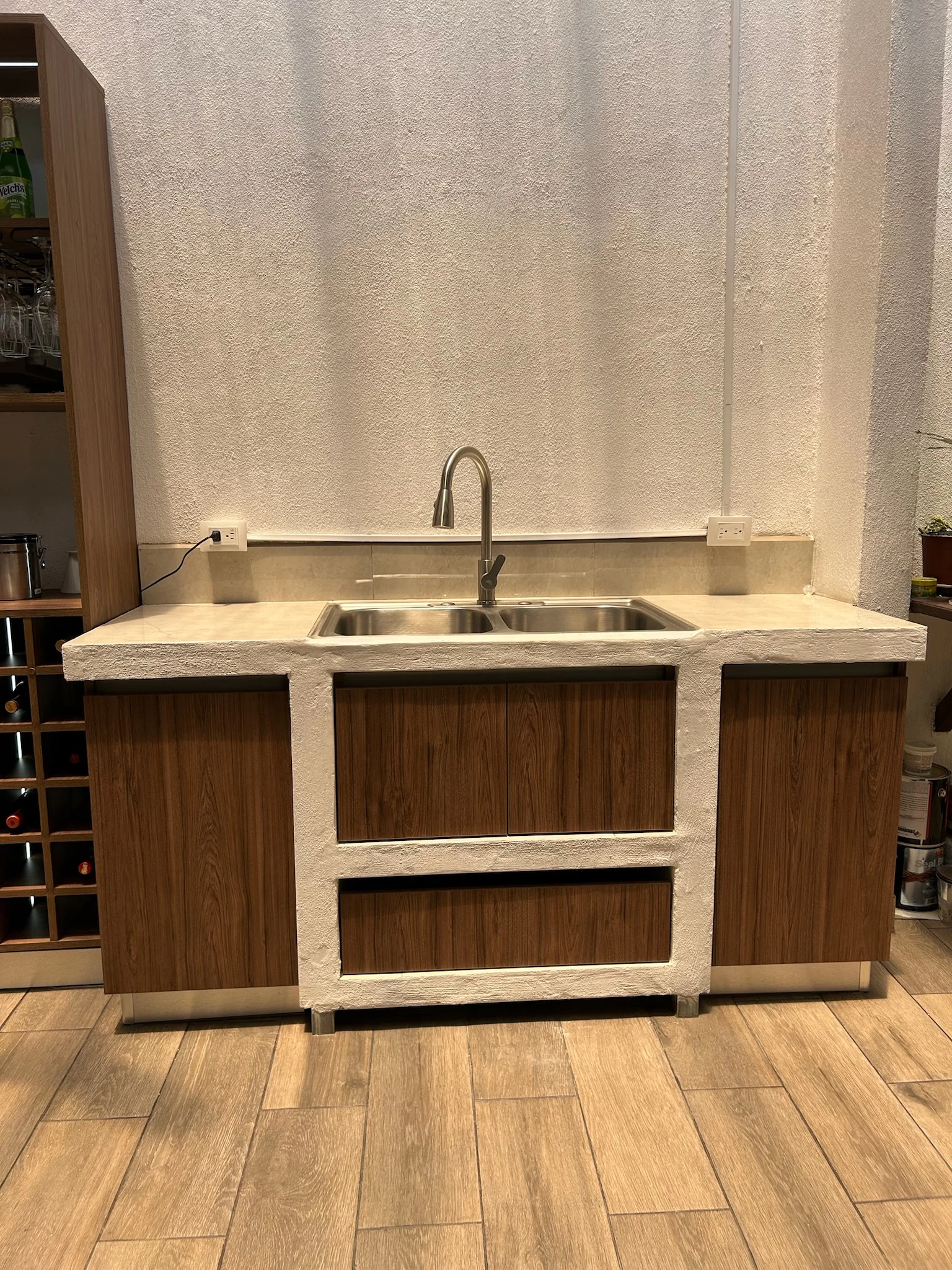 Imagen 2 del proyecto Coffee station con cava integrada en Cocina / estación de apoyo miniatura