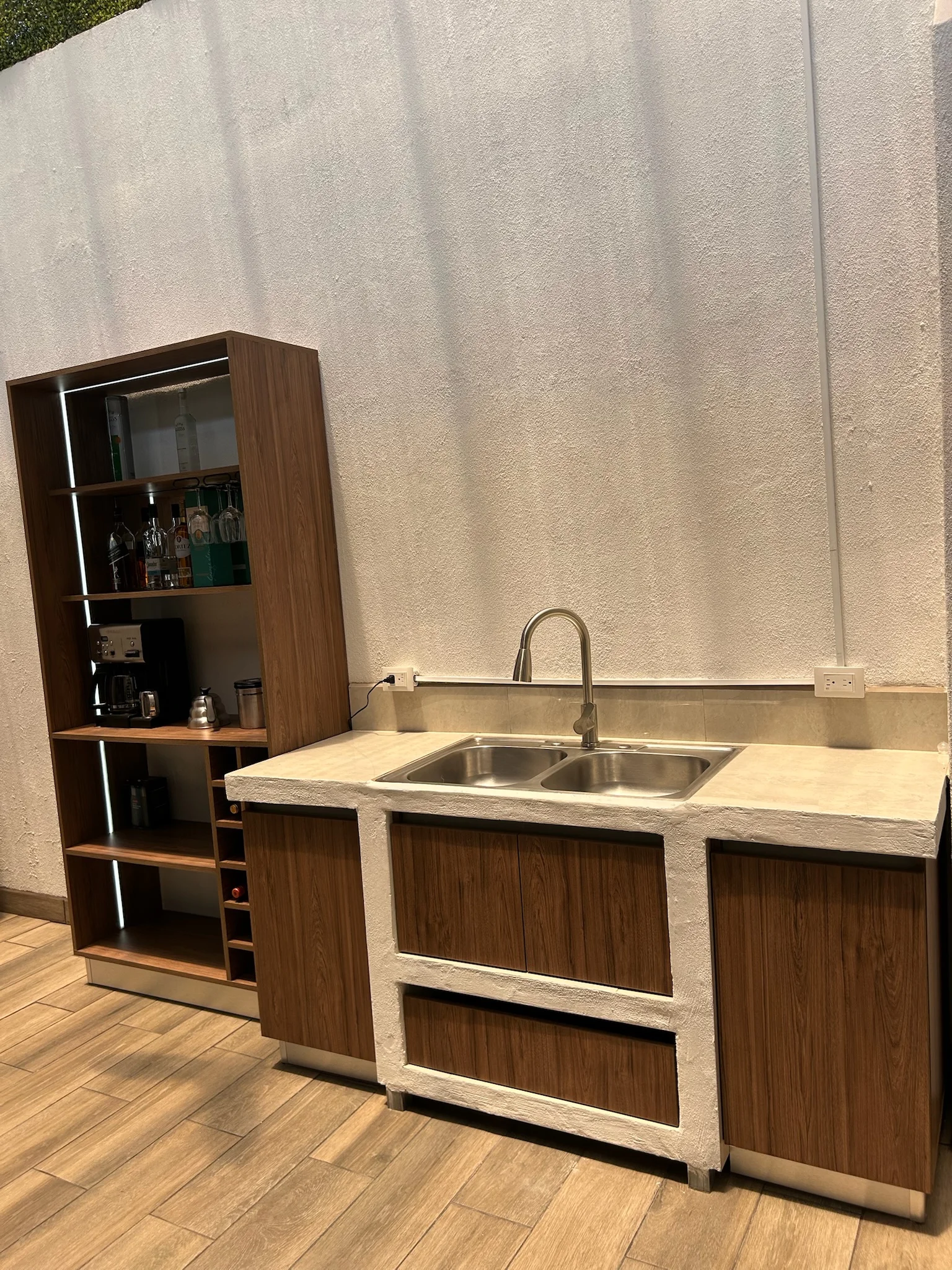 Imagen 3 del proyecto Coffee station con cava integrada en Cocina / estación de apoyo miniatura