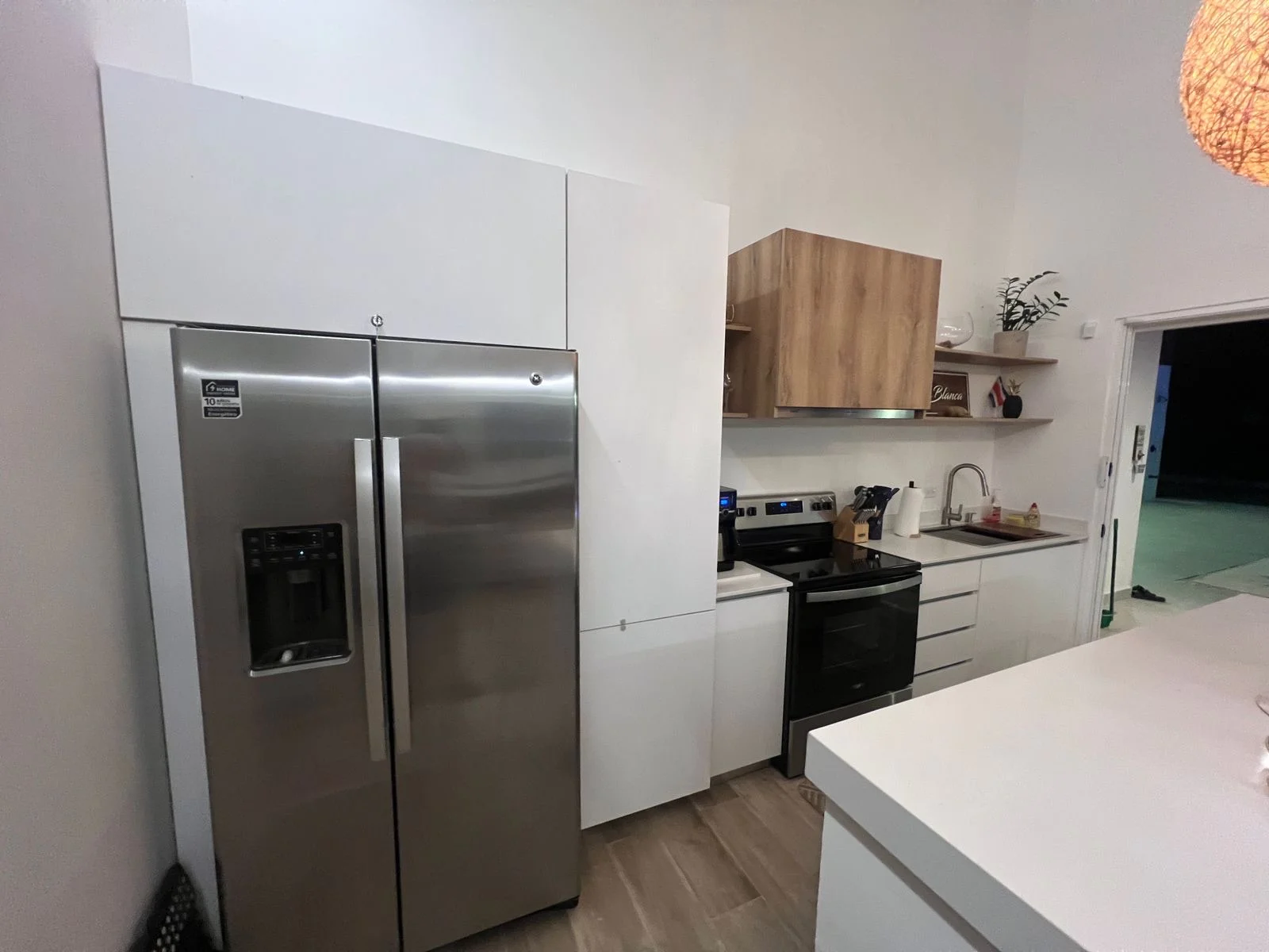Imagen 3 del proyecto Cocina lineal con repisas decorativas en Cocina / apartamento compacto miniatura