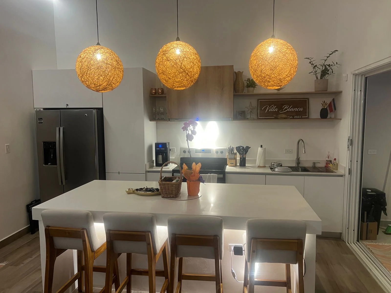 Imagen 4 del proyecto Cocina lineal con repisas decorativas en Cocina / apartamento compacto miniatura