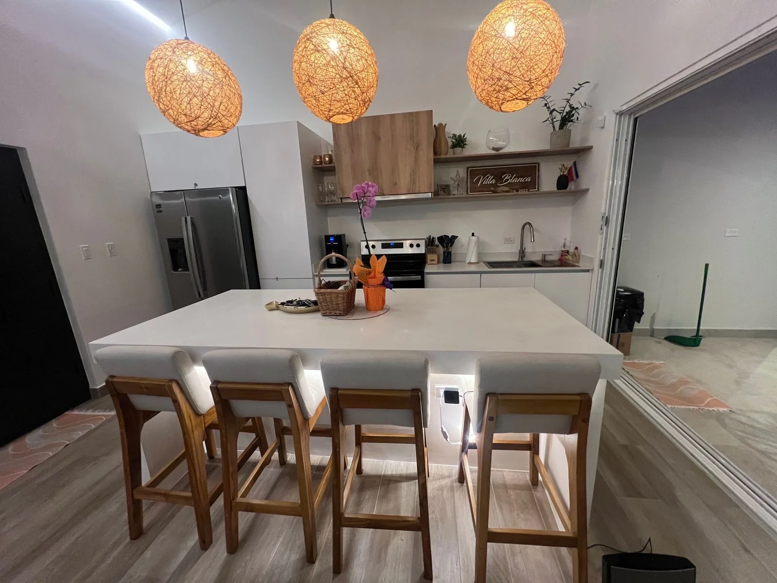 Imagen 5 del proyecto Cocina lineal con repisas decorativas en Cocina / apartamento compacto miniatura