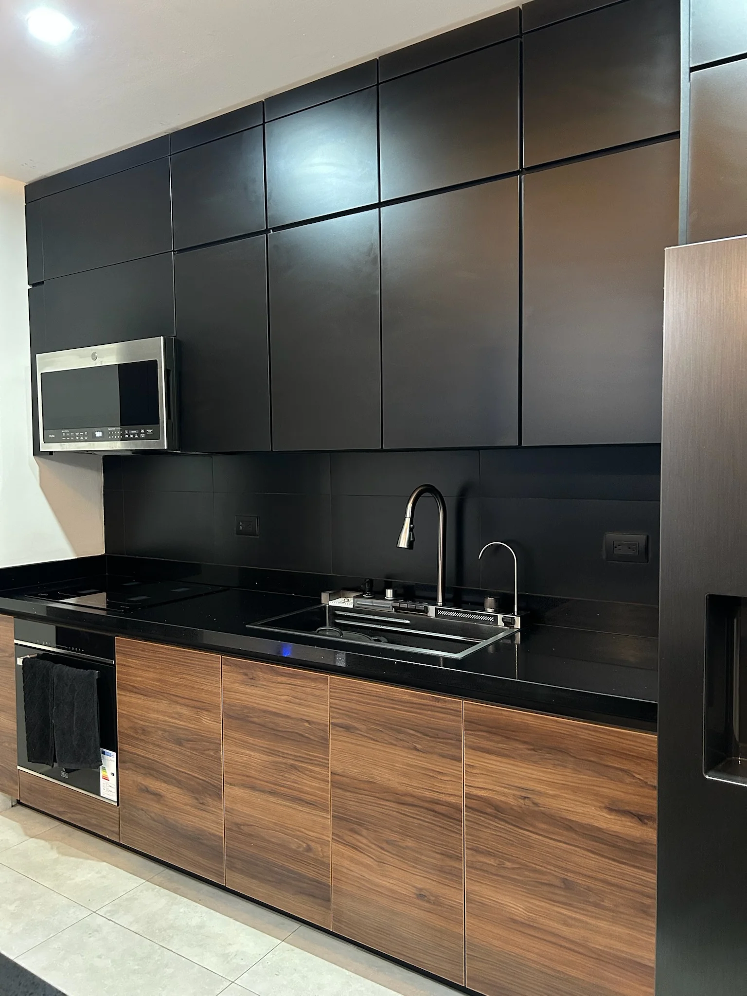 Imagen 3 del proyecto Cocina negra con isla protagonista en Cocina / alto contraste miniatura