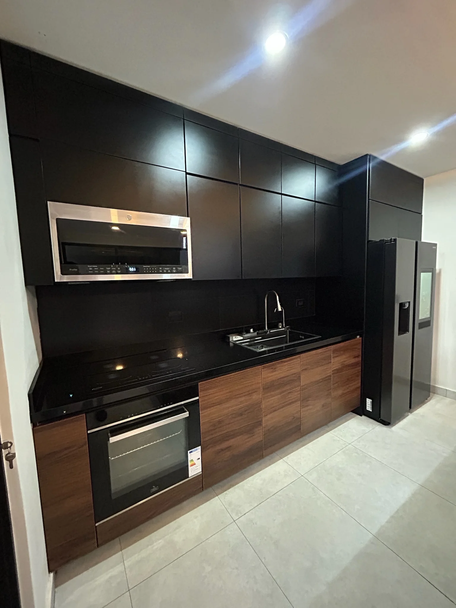 Imagen 4 del proyecto Cocina negra con isla protagonista en Cocina / alto contraste miniatura