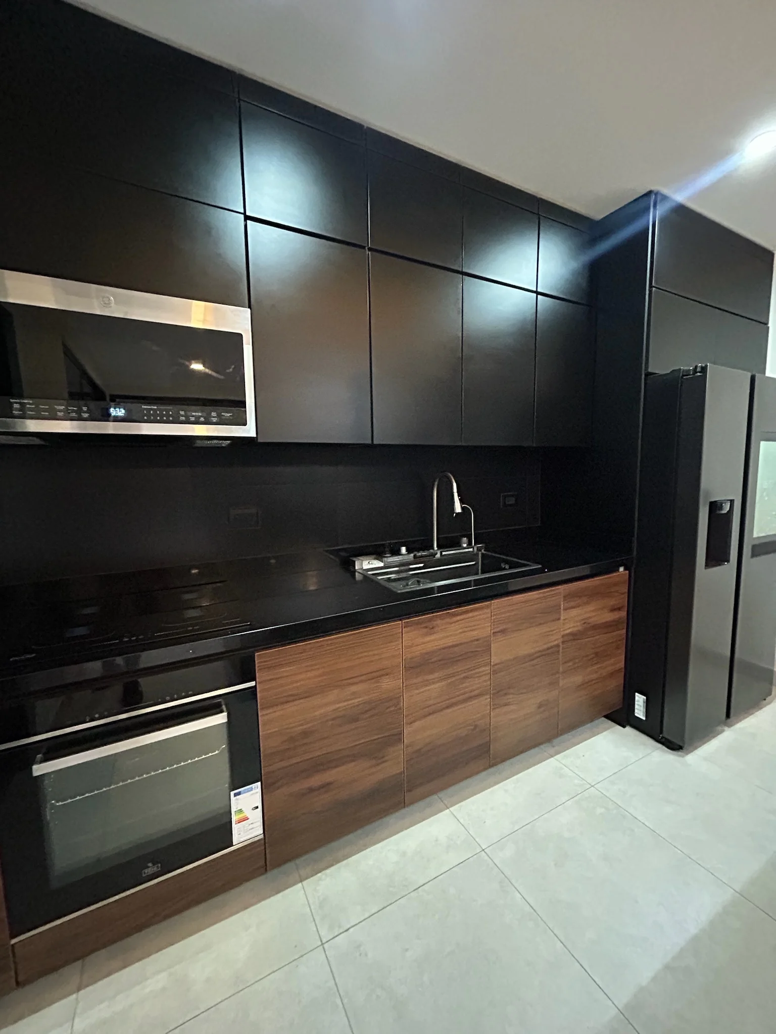 Imagen 5 del proyecto Cocina negra con isla protagonista en Cocina / alto contraste miniatura