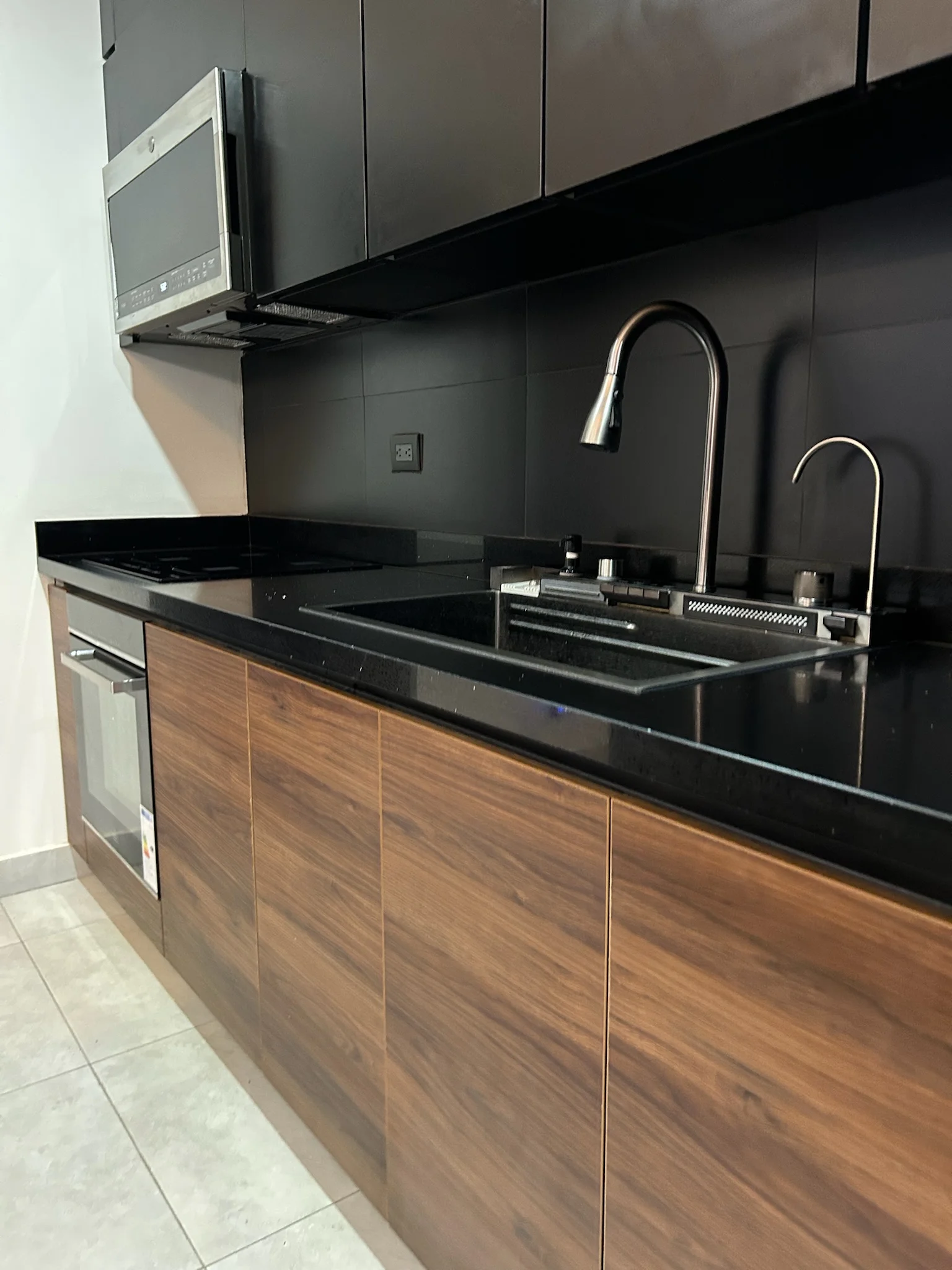 Imagen 6 del proyecto Cocina negra con isla protagonista en Cocina / alto contraste miniatura
