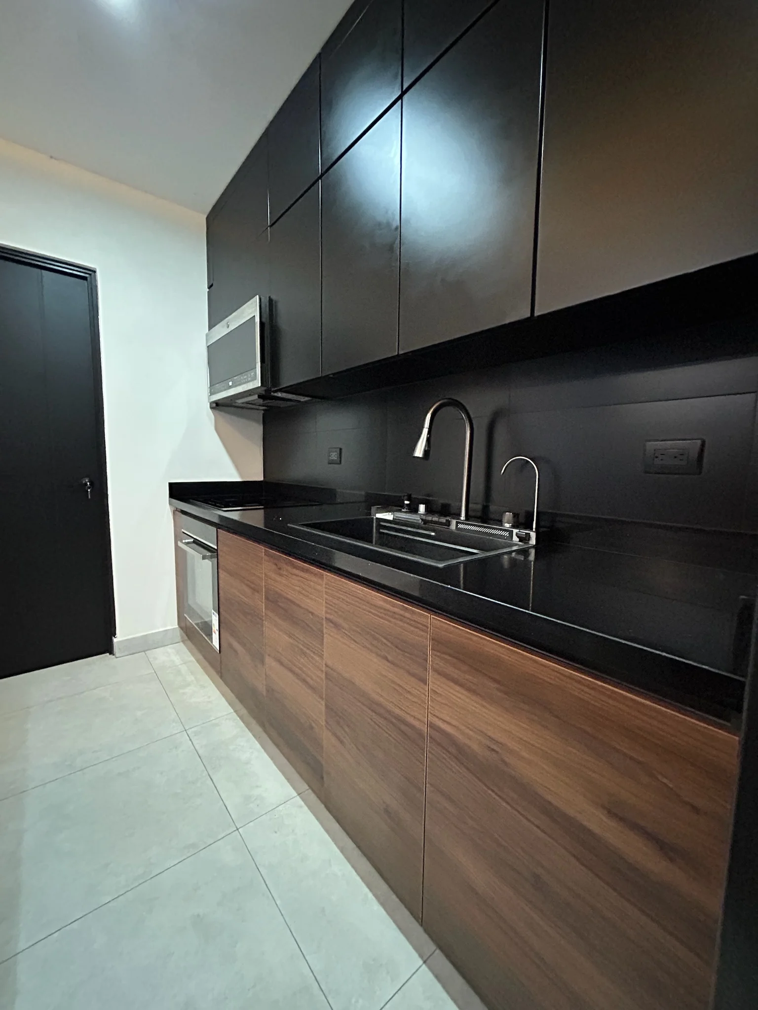 Imagen 7 del proyecto Cocina negra con isla protagonista en Cocina / alto contraste miniatura
