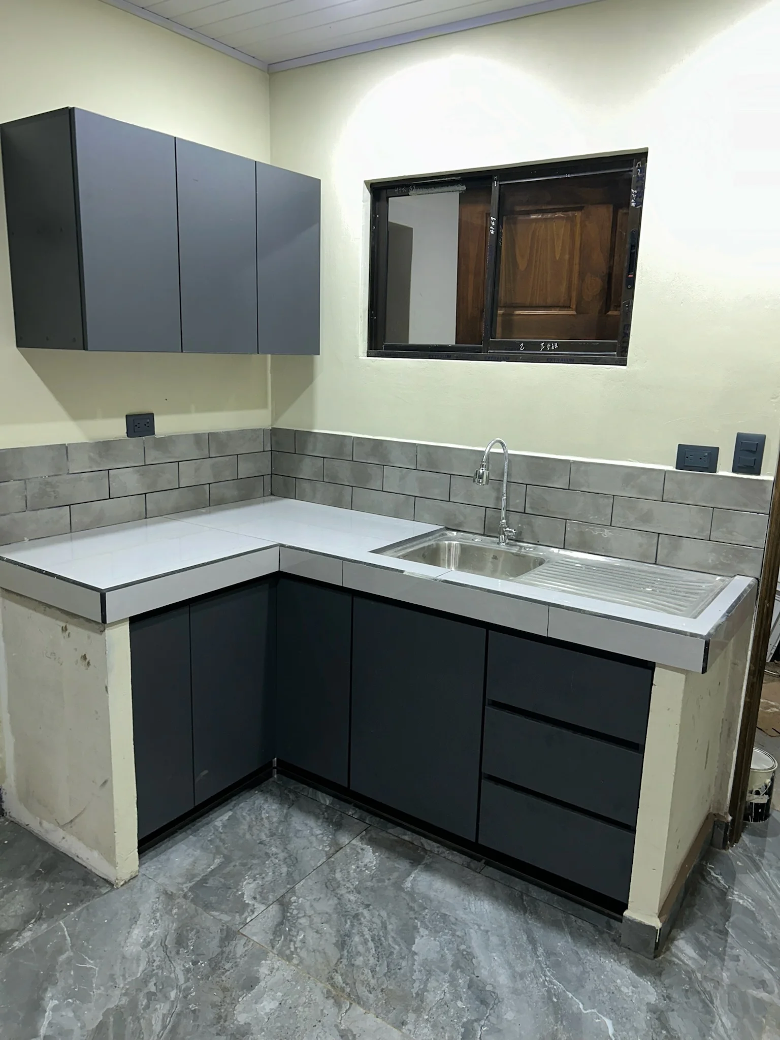 Cocina en L de trazo limpio