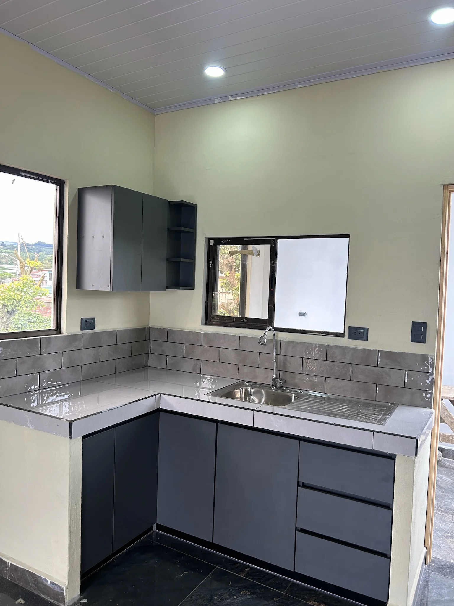 Imagen 2 del proyecto Cocina en L de trazo limpio en Cocina / renovación compacta miniatura
