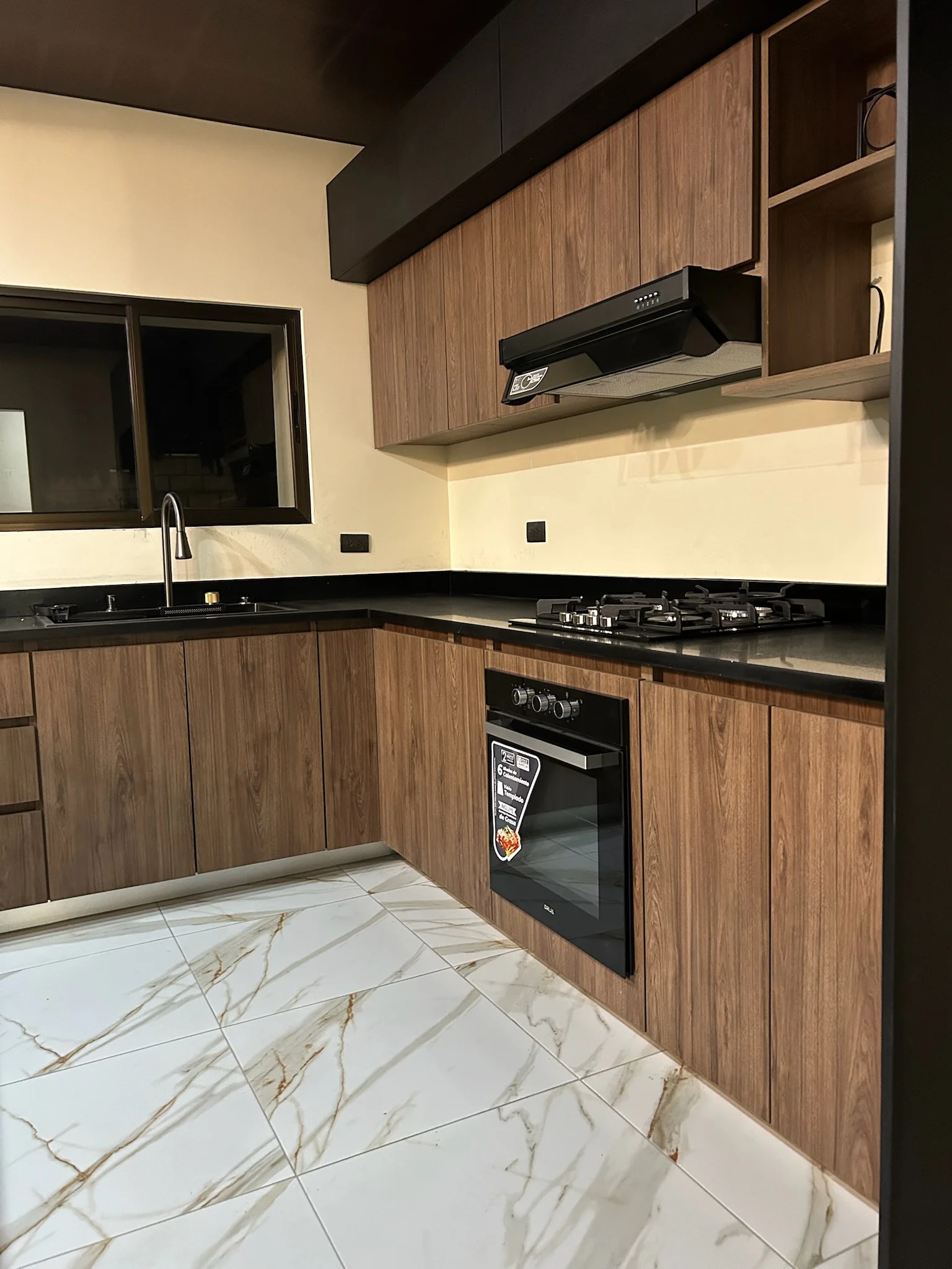 Imagen 2 del proyecto Cocina social cálida con barra listonada en Cocina / integración con estar miniatura
