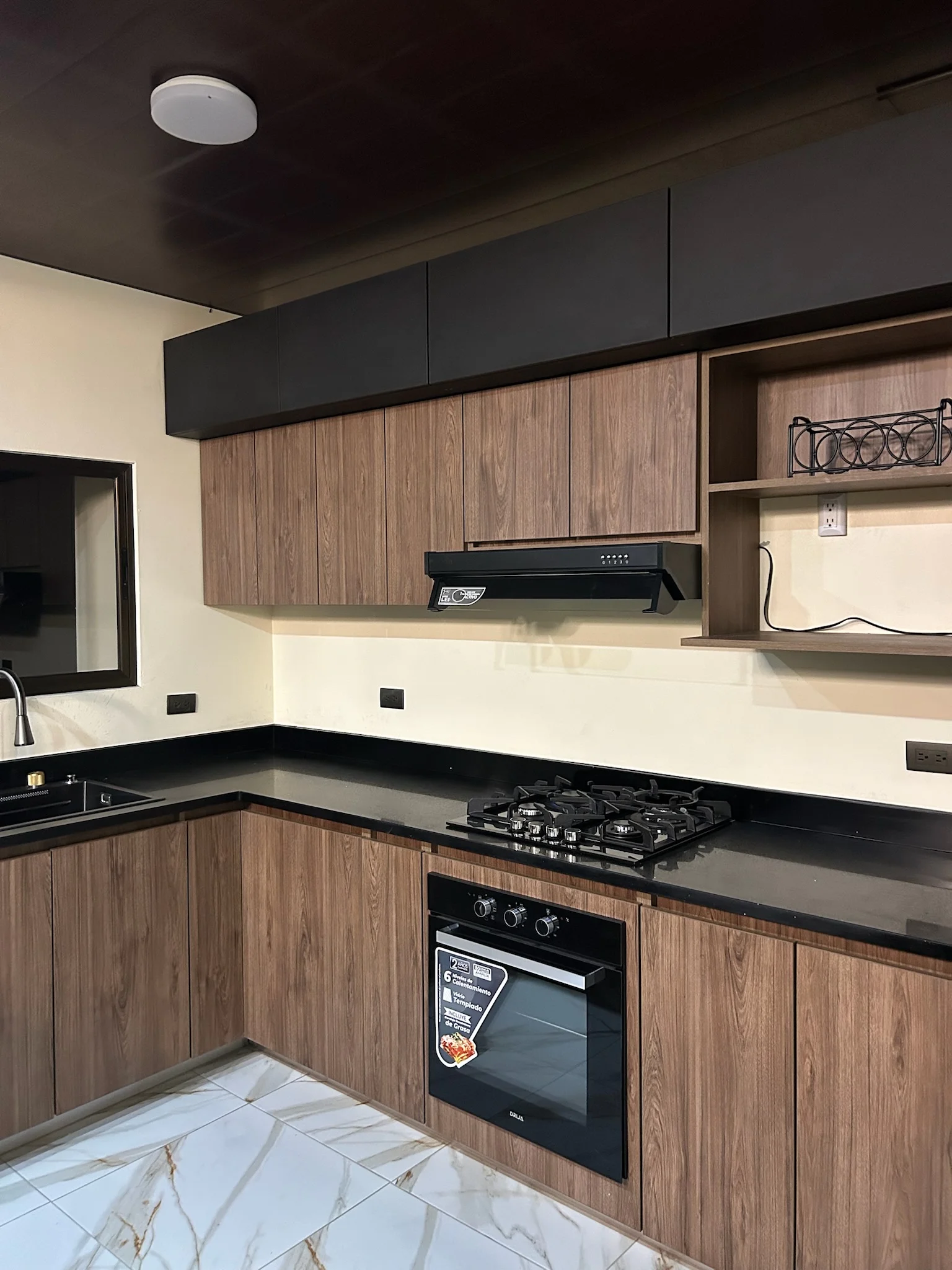 Imagen 3 del proyecto Cocina social cálida con barra listonada en Cocina / integración con estar miniatura