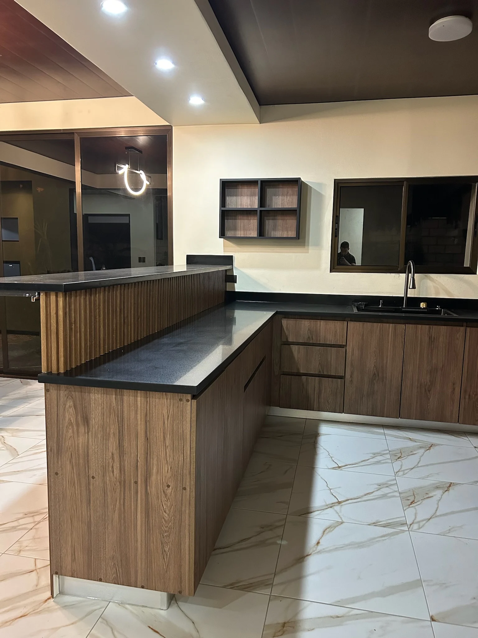 Imagen 4 del proyecto Cocina social cálida con barra listonada en Cocina / integración con estar miniatura