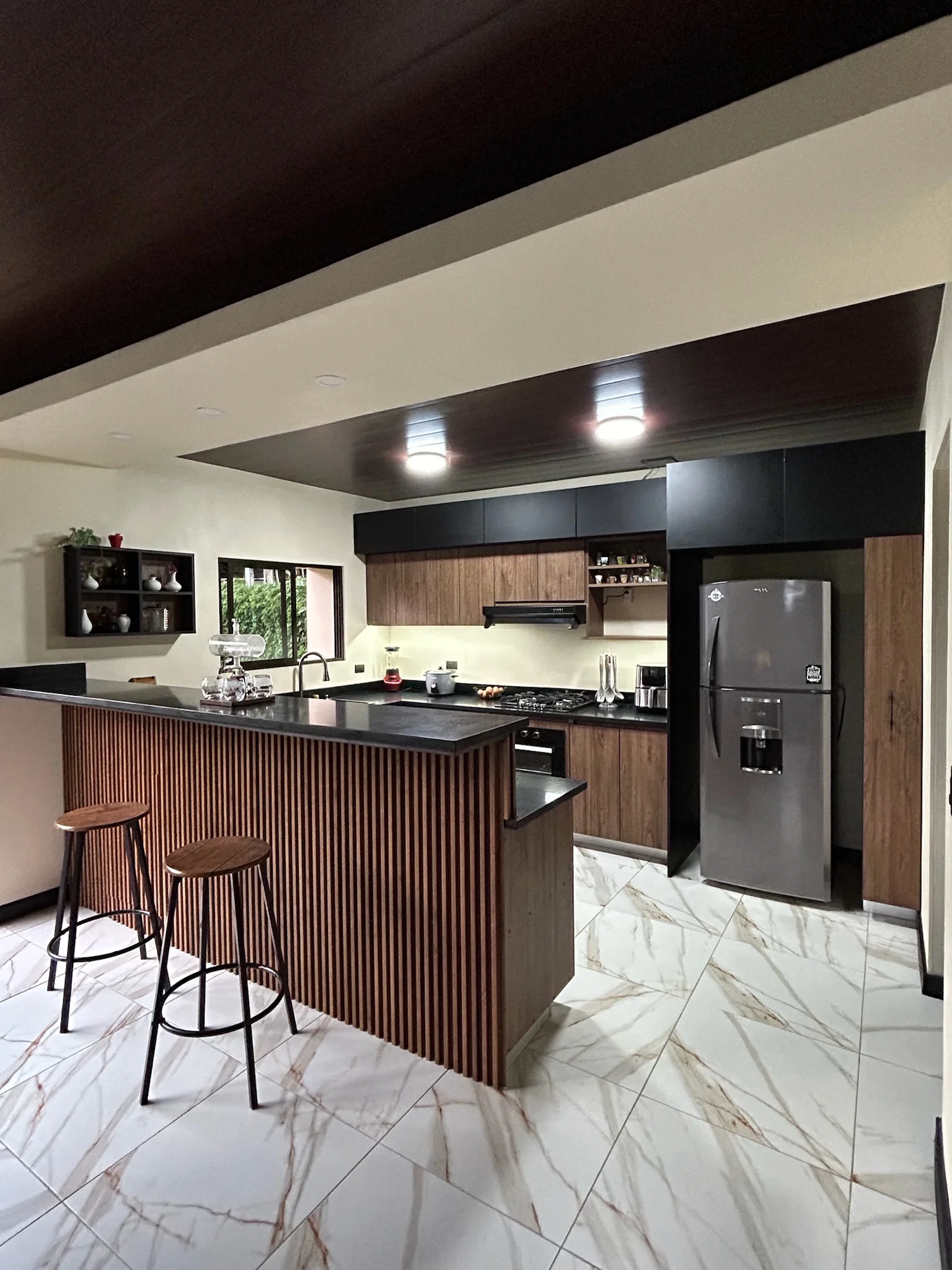 Imagen 5 del proyecto Cocina social cálida con barra listonada en Cocina / integración con estar miniatura