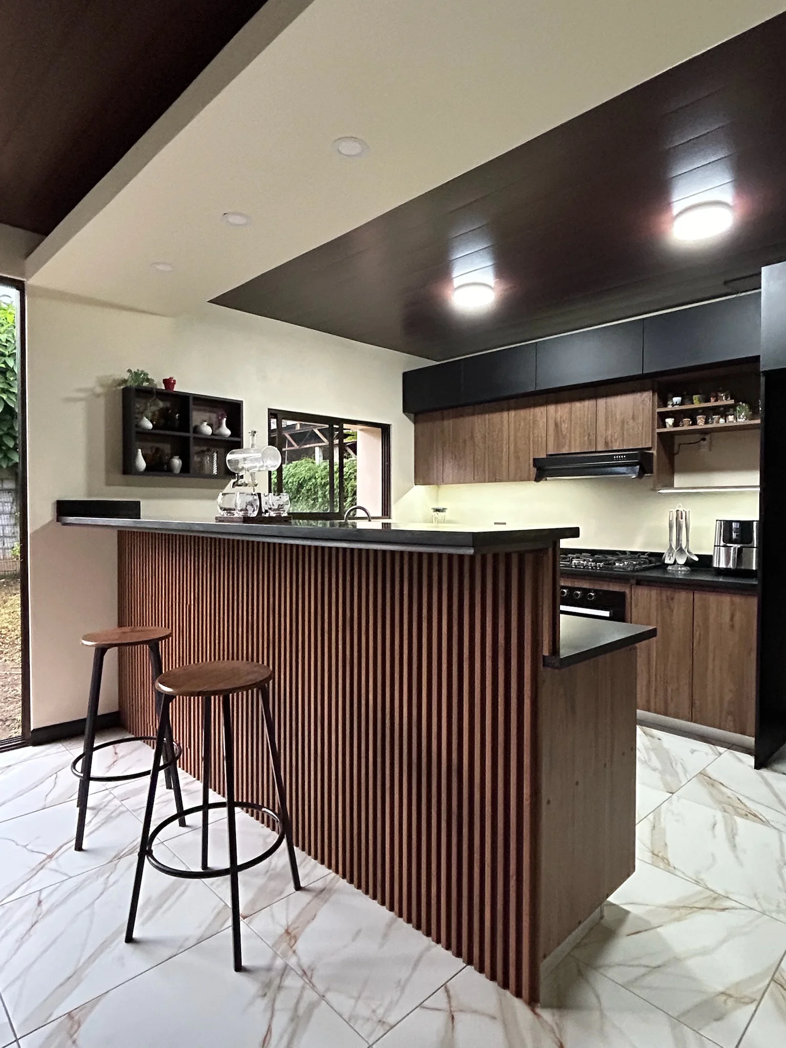 Imagen 6 del proyecto Cocina social cálida con barra listonada en Cocina / integración con estar miniatura