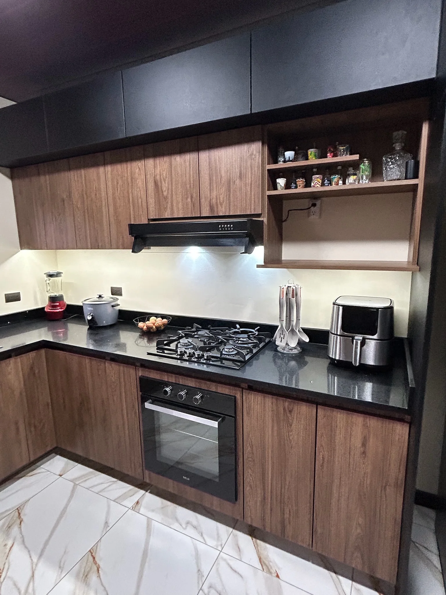 Imagen 7 del proyecto Cocina social cálida con barra listonada en Cocina / integración con estar miniatura
