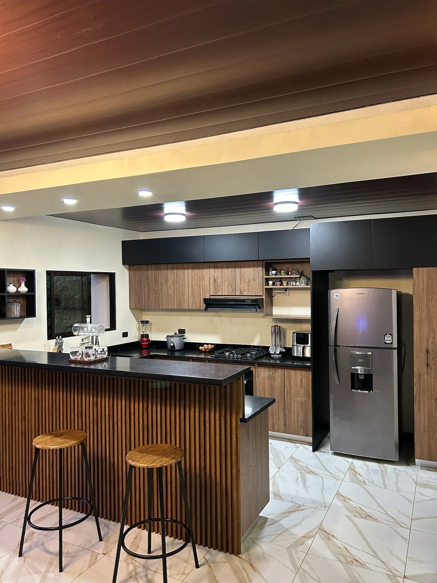Imagen 8 del proyecto Cocina social cálida con barra listonada en Cocina / integración con estar miniatura
