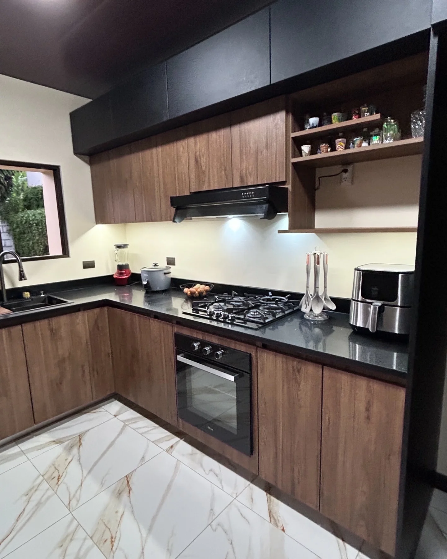 Imagen 9 del proyecto Cocina social cálida con barra listonada en Cocina / integración con estar miniatura