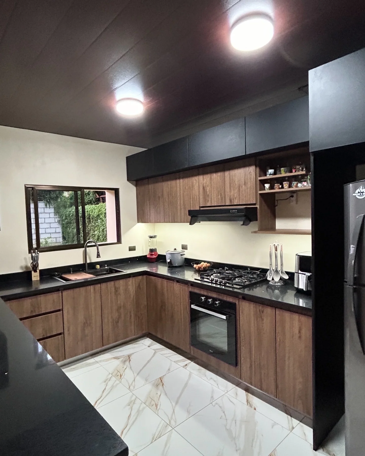 Imagen 10 del proyecto Cocina social cálida con barra listonada en Cocina / integración con estar miniatura