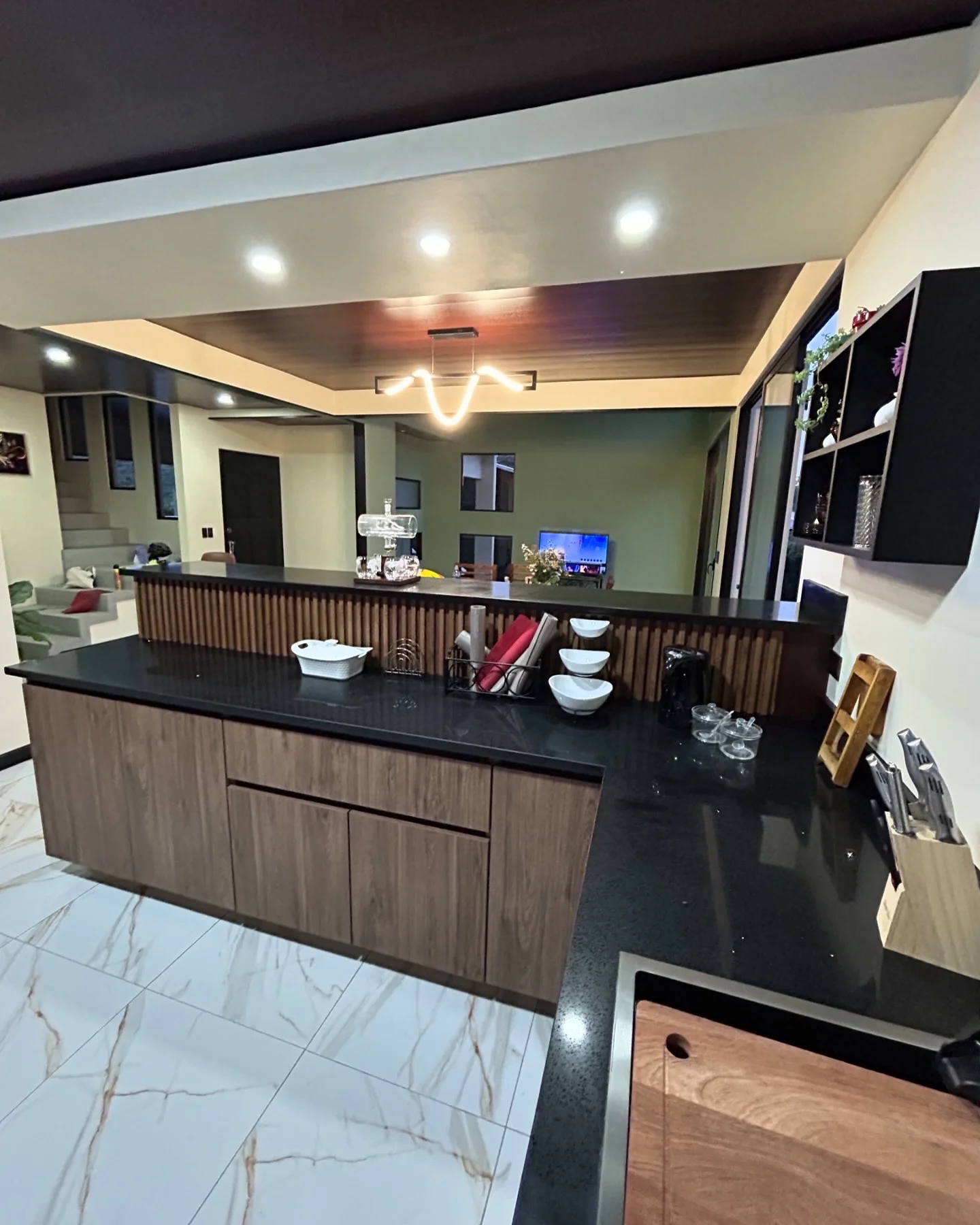 Imagen 11 del proyecto Cocina social cálida con barra listonada en Cocina / integración con estar miniatura
