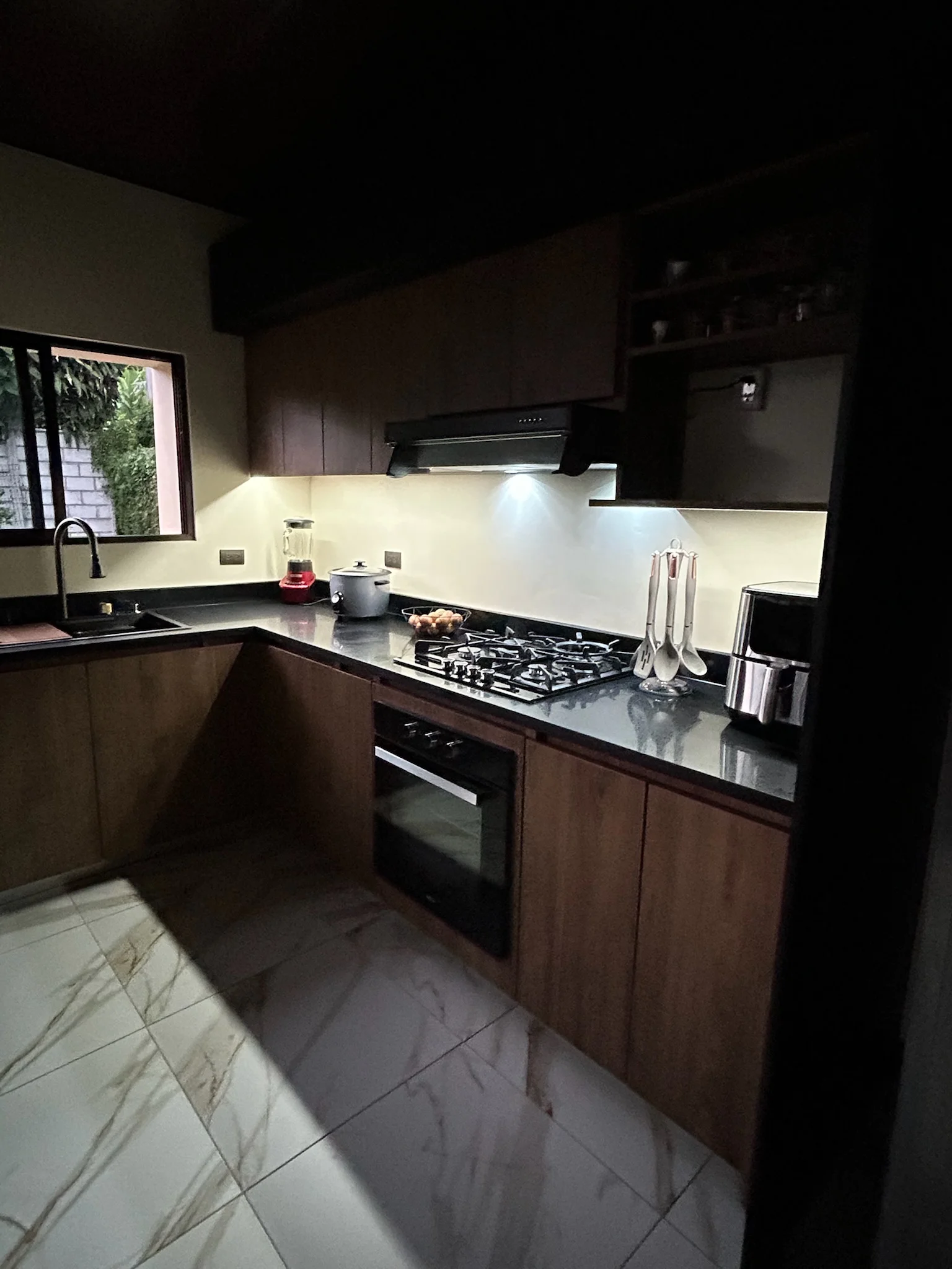 Imagen 12 del proyecto Cocina social cálida con barra listonada en Cocina / integración con estar miniatura