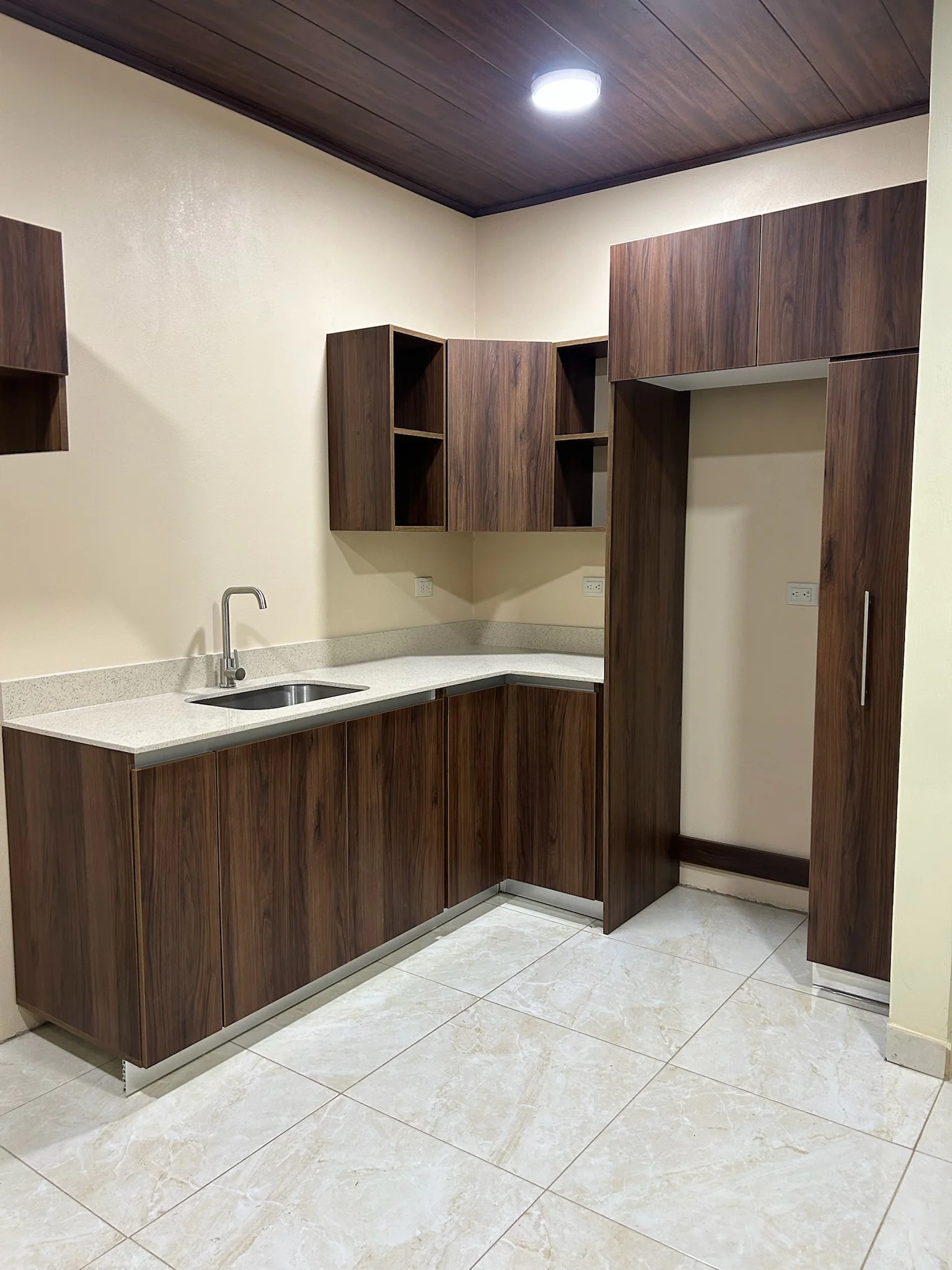 Imagen 2 del proyecto Cocina amplia en doble tono en Cocina / crecimiento del hogar miniatura
