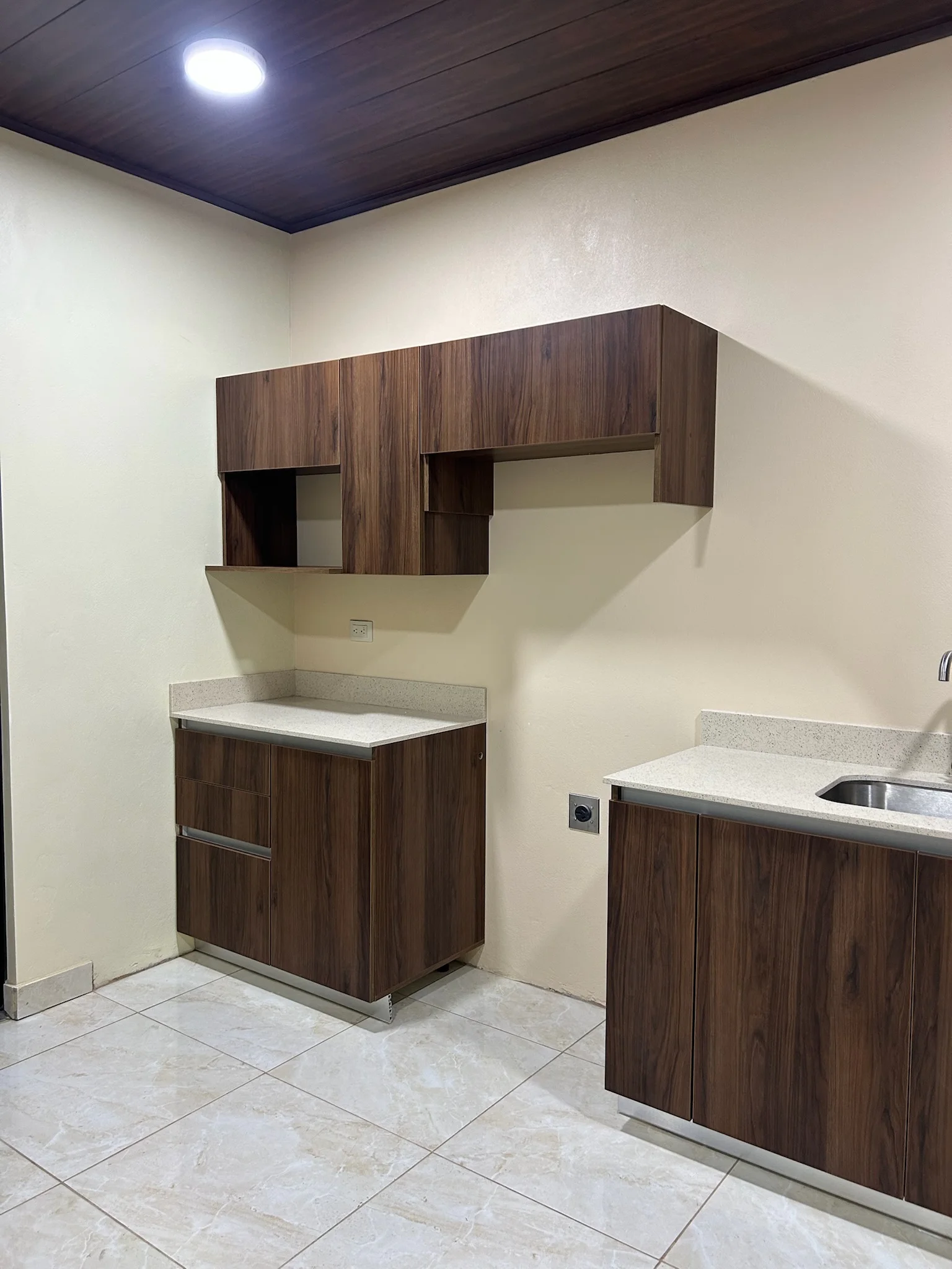 Imagen 3 del proyecto Cocina amplia en doble tono en Cocina / crecimiento del hogar miniatura