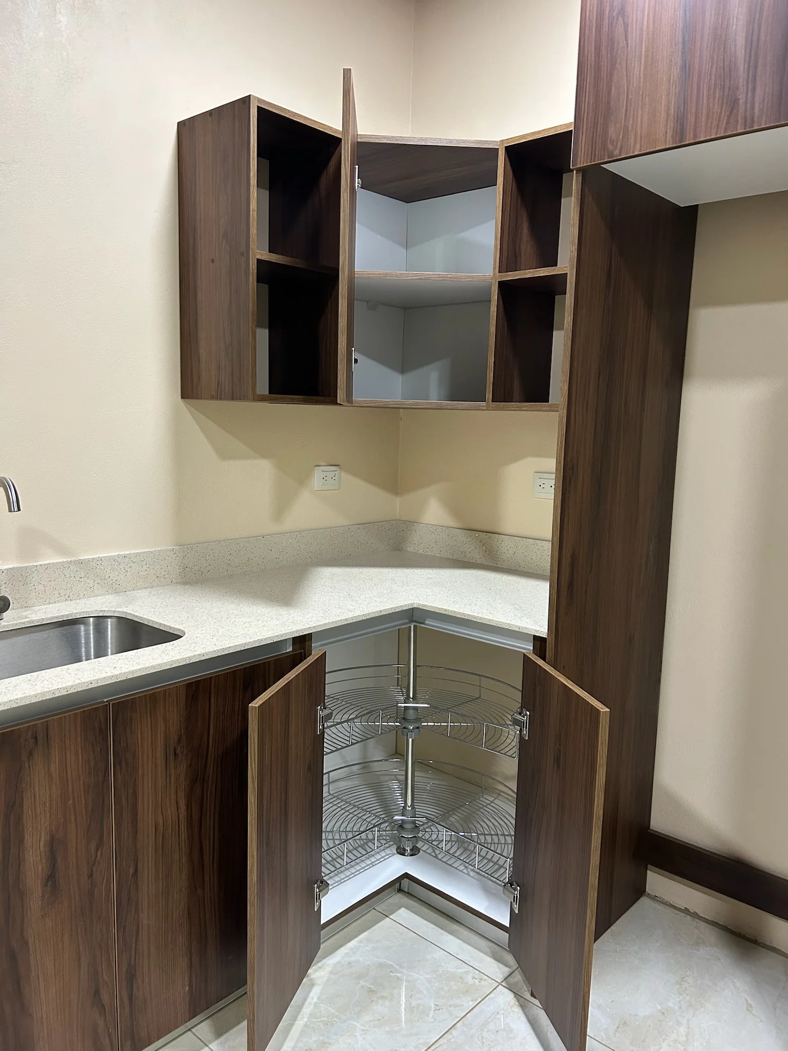 Imagen 6 del proyecto Cocina amplia en doble tono en Cocina / crecimiento del hogar miniatura