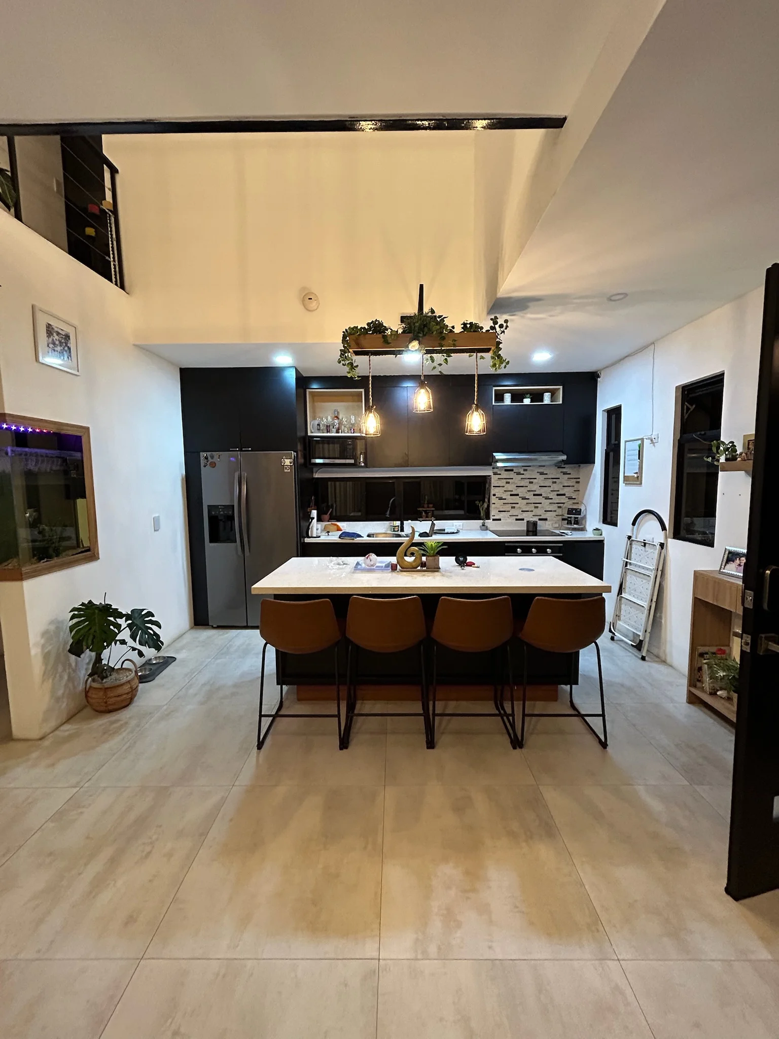 Imagen 2 del proyecto Cocina negra con isla blanca en Cocina / contraste contemporáneo miniatura