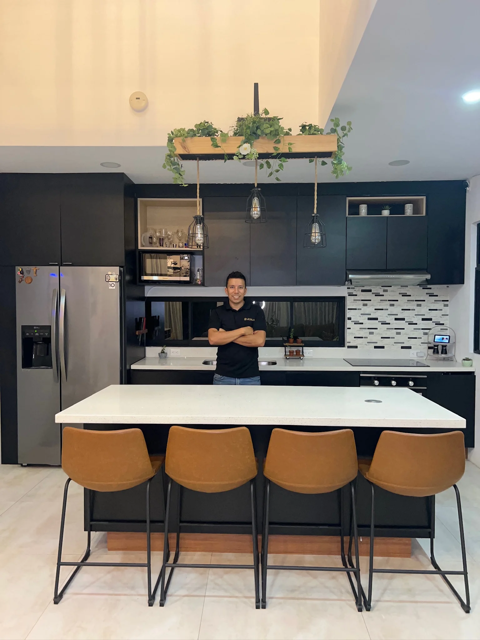 Imagen 3 del proyecto Cocina negra con isla blanca en Cocina / contraste contemporáneo miniatura