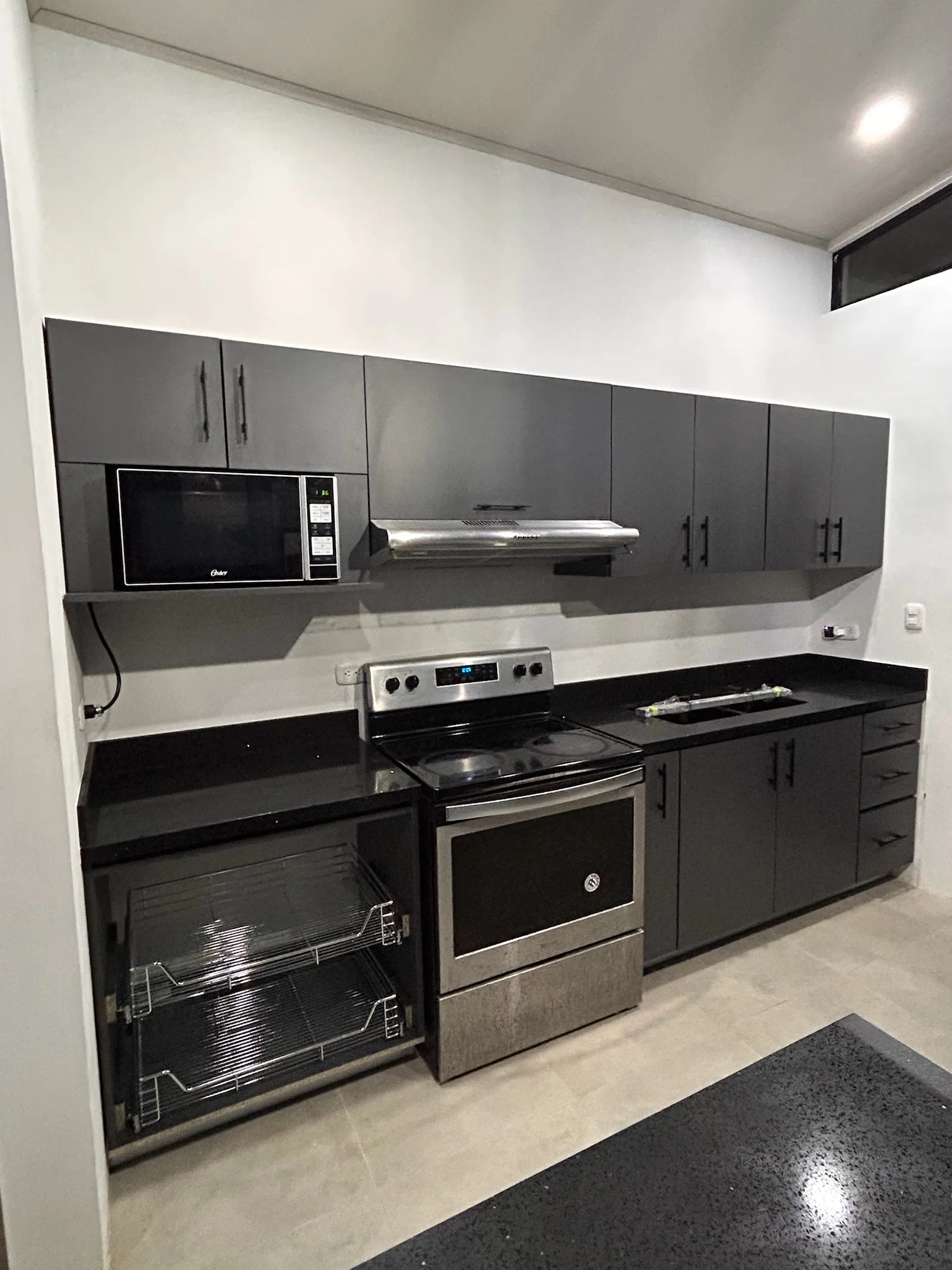 Imagen 2 del proyecto Cocina lineal en grafito mate en Cocina / formato recto miniatura