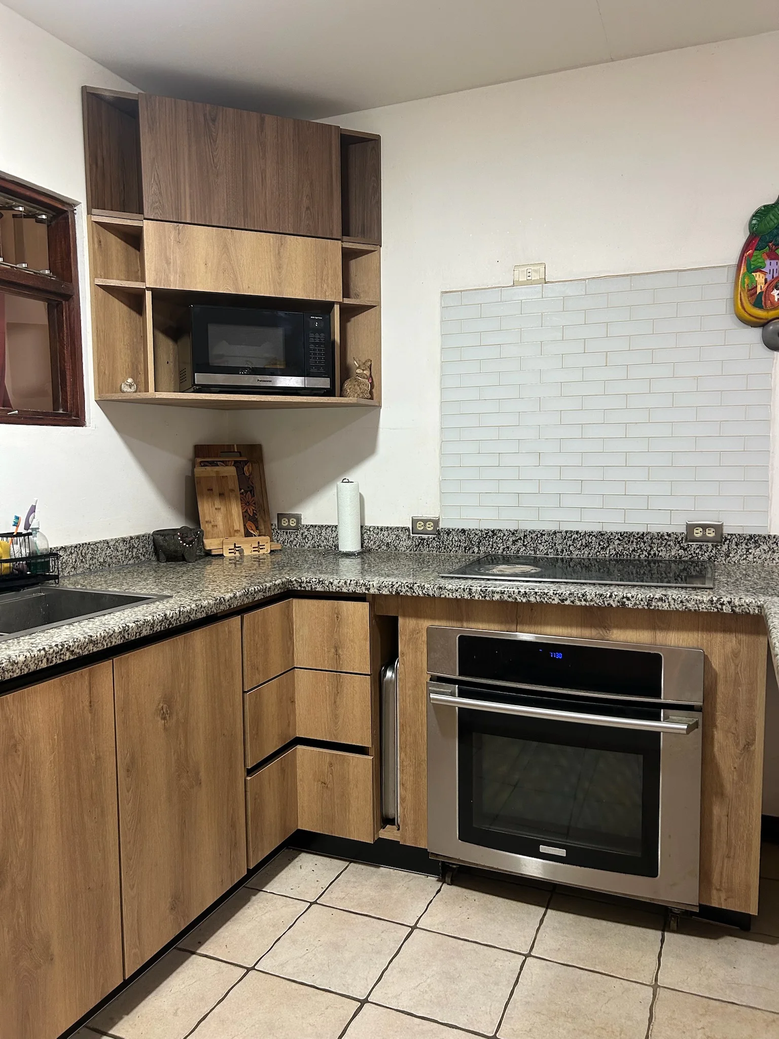 Imagen 2 del proyecto Cocina en dos tonos con cubierta de granito en Cocina / uso familiar miniatura