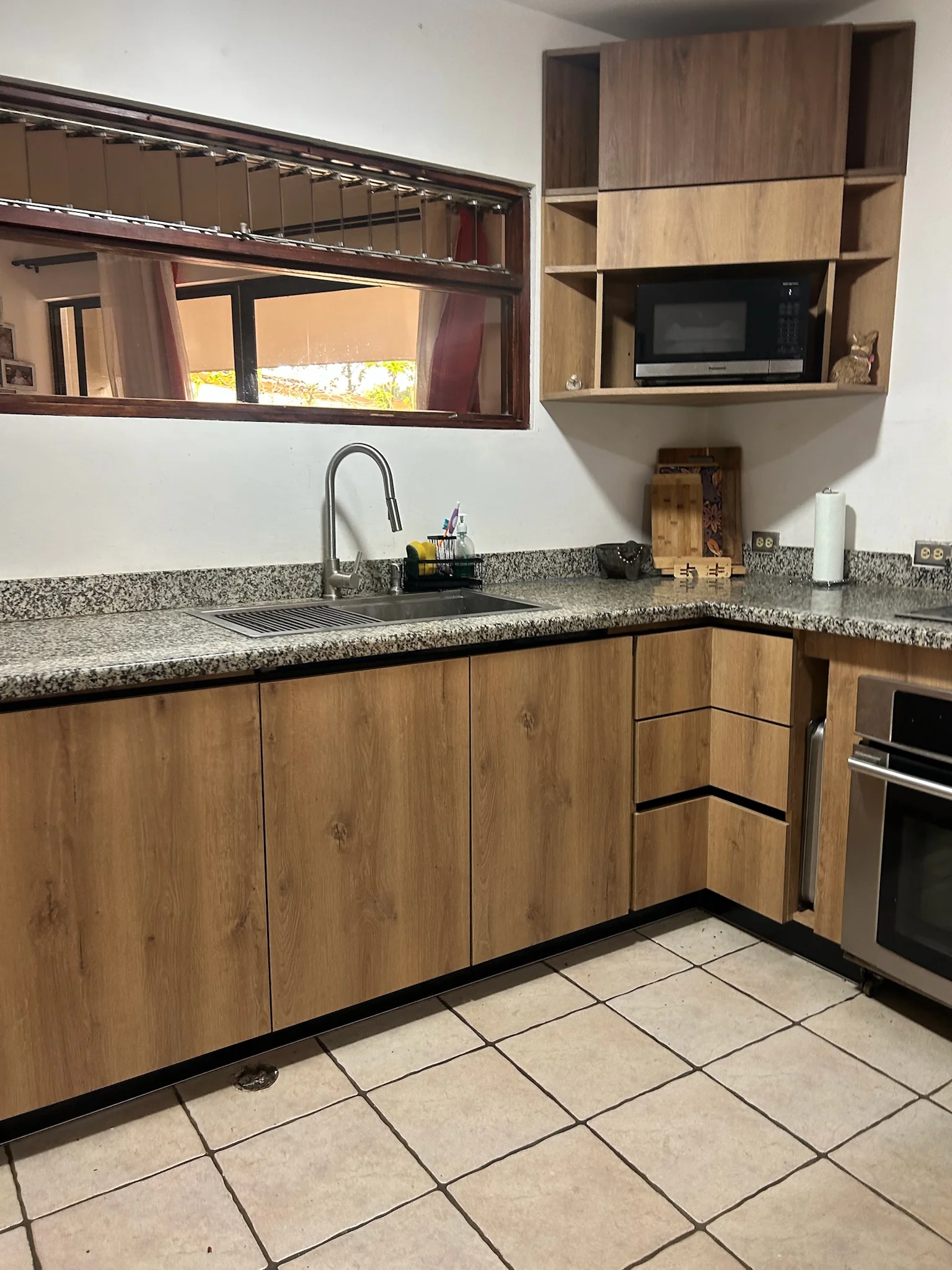 Imagen 4 del proyecto Cocina en dos tonos con cubierta de granito en Cocina / uso familiar miniatura
