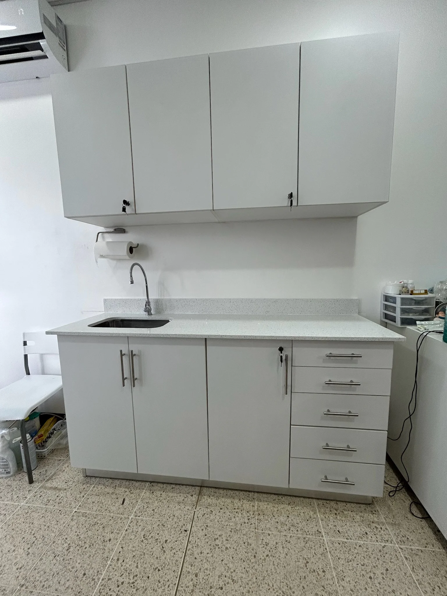 Imagen 2 del proyecto Cocina blanca de mantenimiento simple en Cocina / formato lineal miniatura