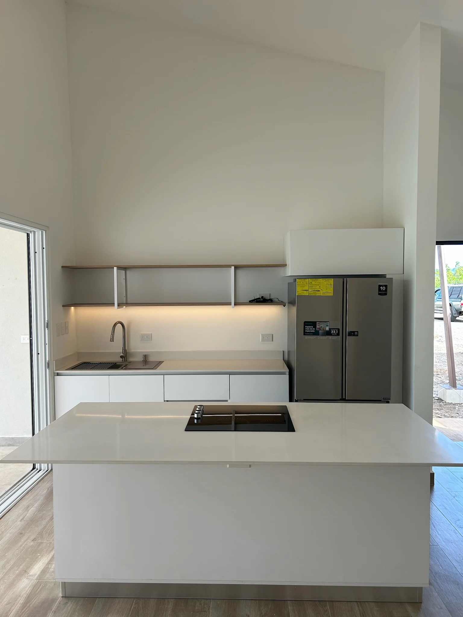 Imagen 2 del proyecto Isla blanca para cocina abierta en Cocina / espacio social miniatura