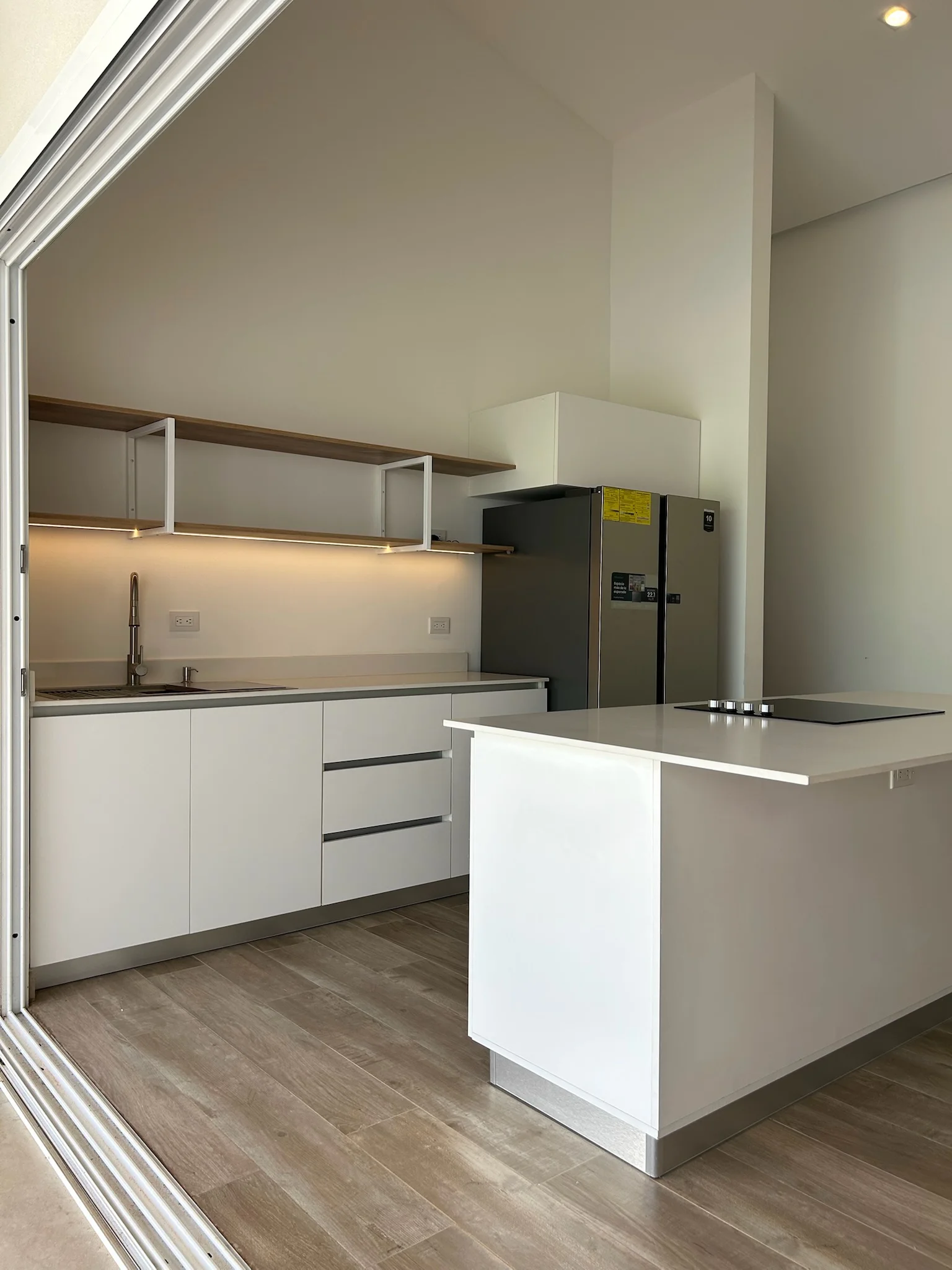 Imagen 3 del proyecto Isla blanca para cocina abierta en Cocina / espacio social miniatura