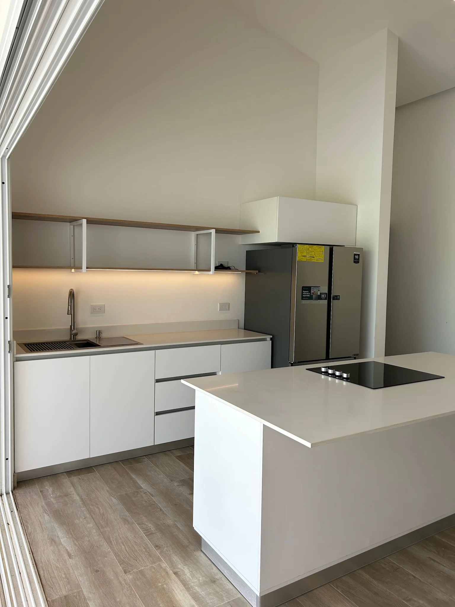 Imagen 4 del proyecto Isla blanca para cocina abierta en Cocina / espacio social miniatura
