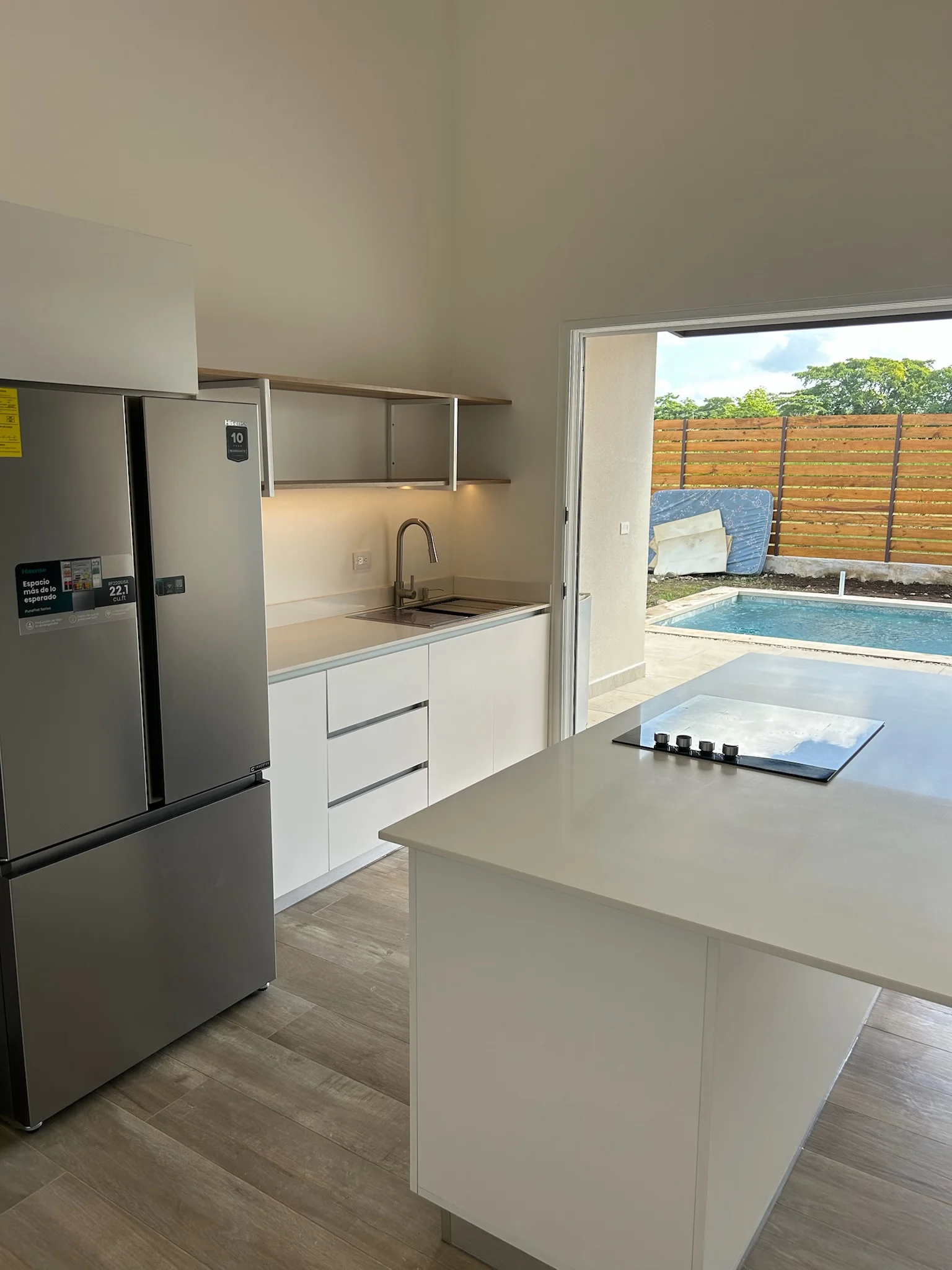 Imagen 6 del proyecto Isla blanca para cocina abierta en Cocina / espacio social miniatura