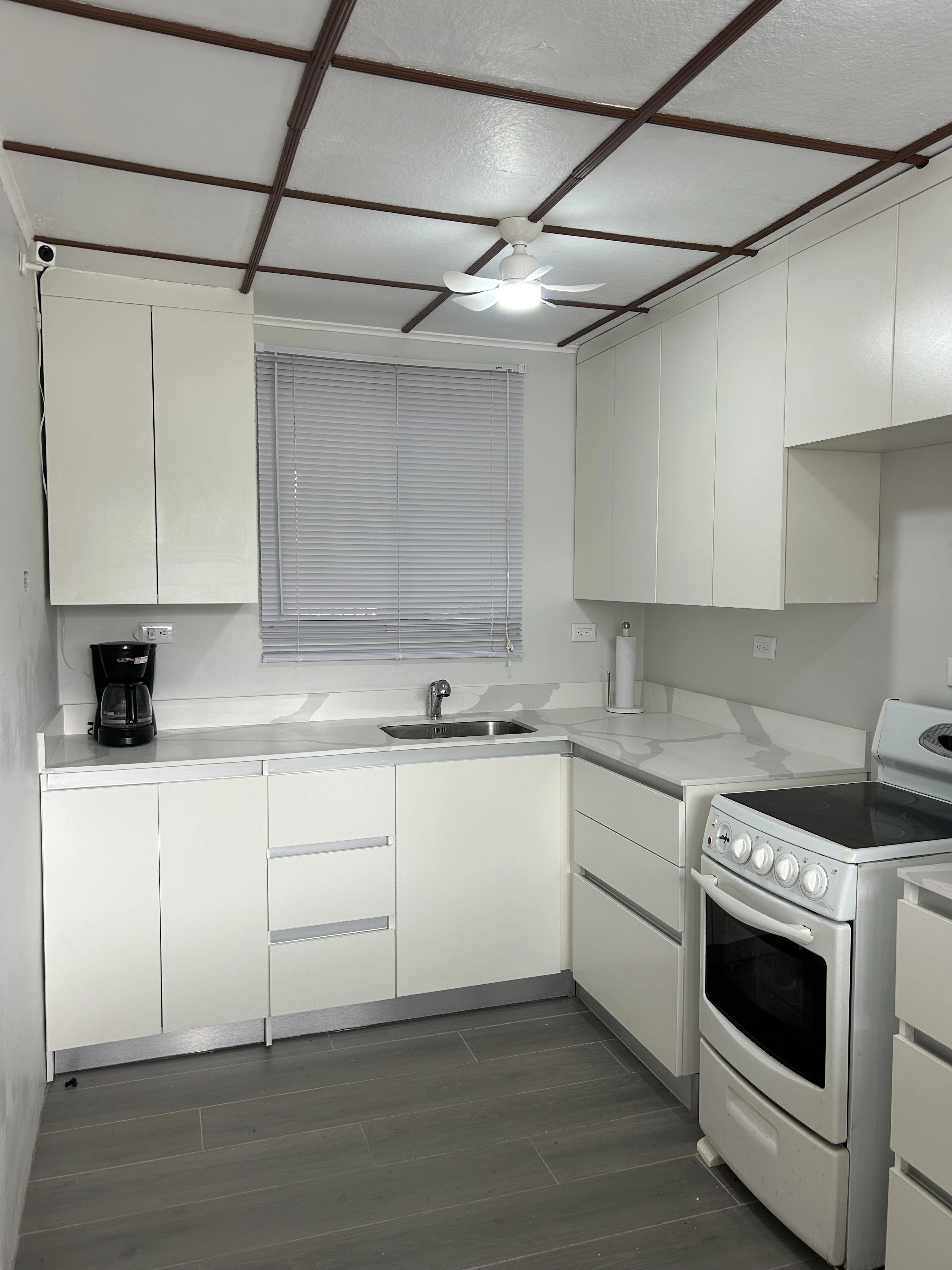 Imagen 2 del proyecto Cocina blanca de renovación total en Cocina / replanteamiento completo miniatura