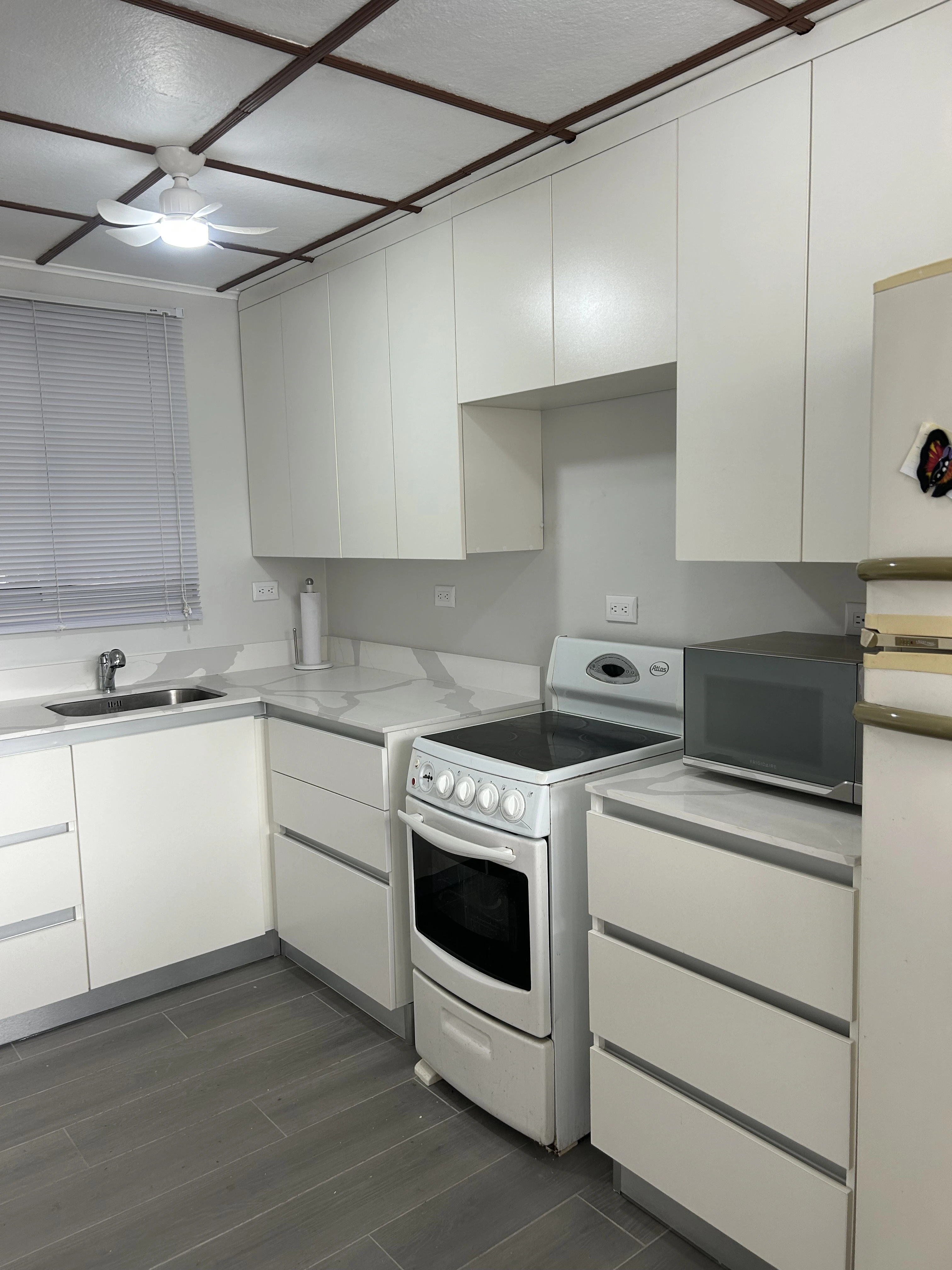 Imagen 3 del proyecto Cocina blanca de renovación total en Cocina / replanteamiento completo miniatura