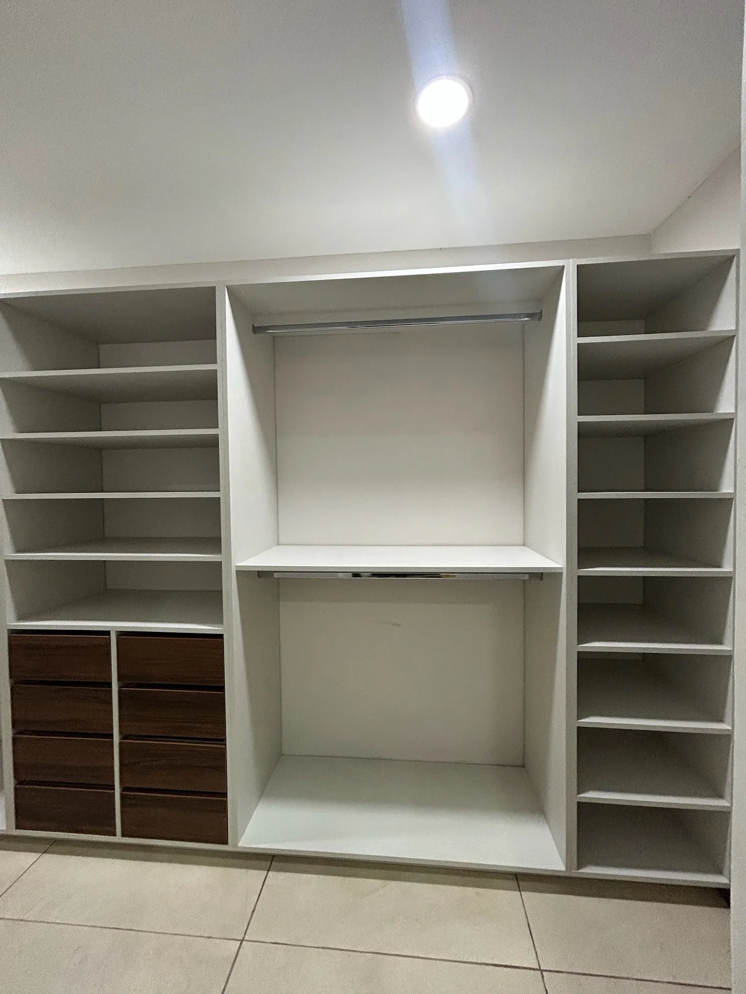 Imagen 1 del proyecto Closet modular con cajonería central en Habitación / guardado integral