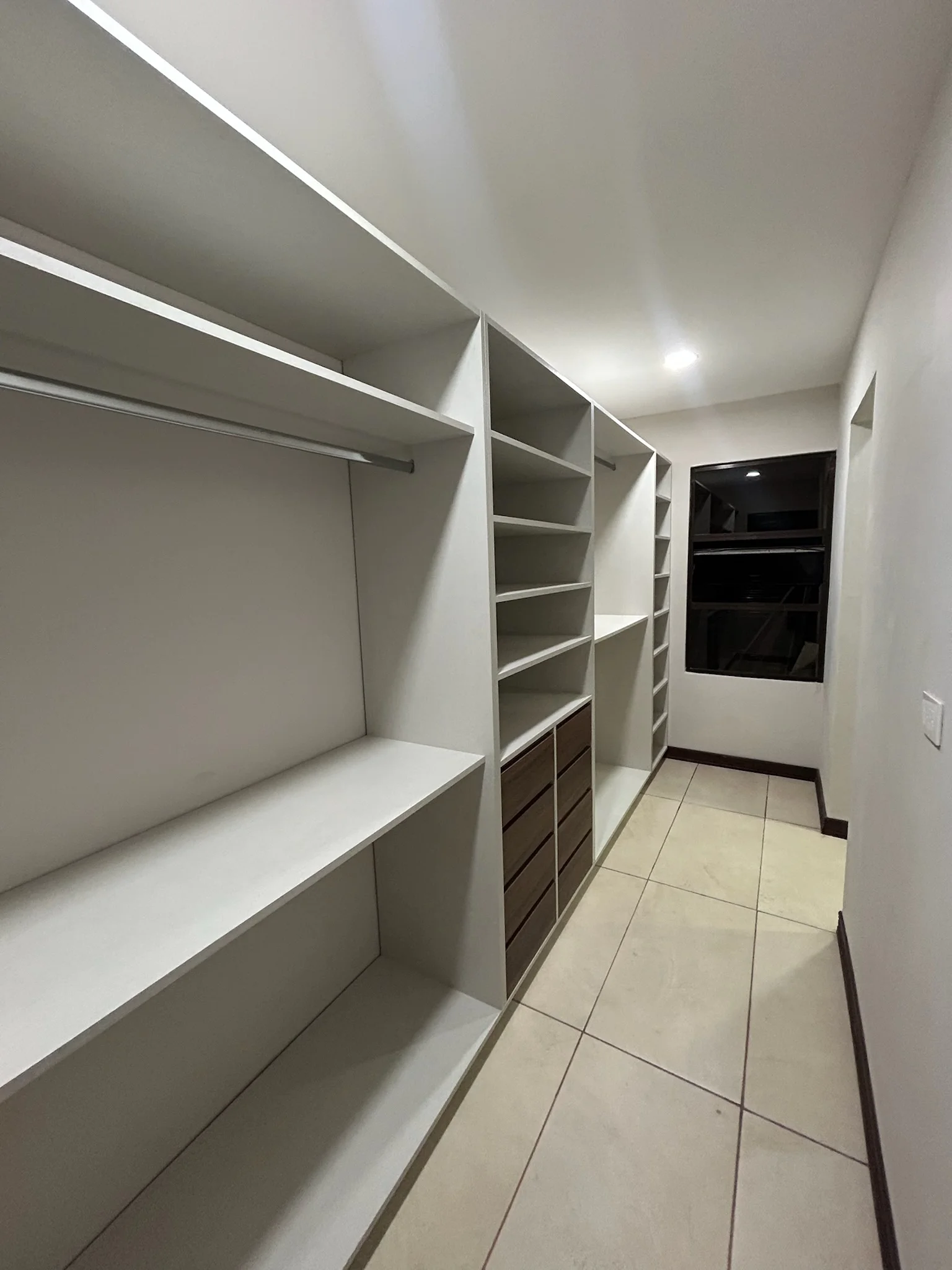 Imagen 2 del proyecto Closet modular con cajonería central en Habitación / guardado integral miniatura