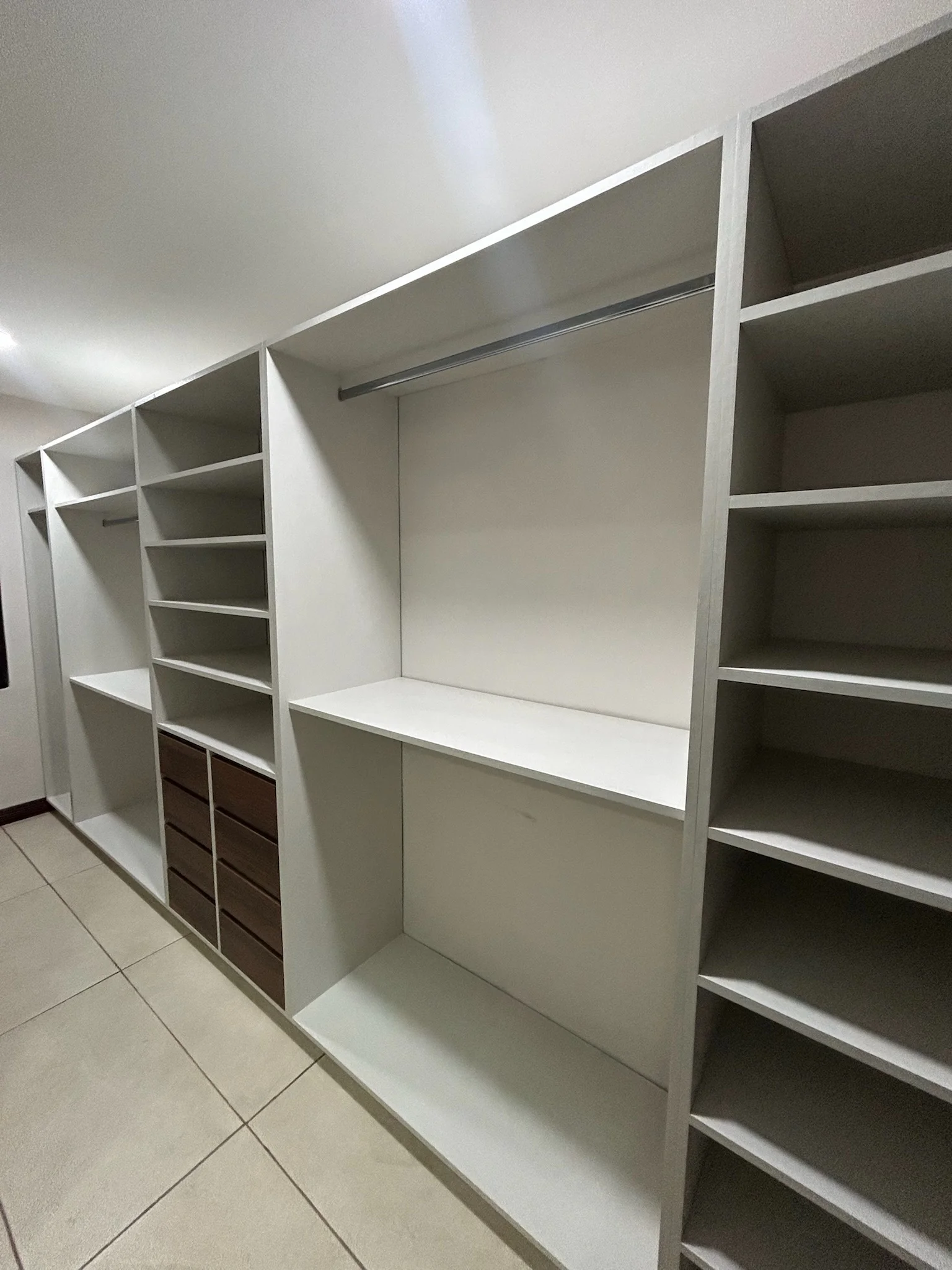 Imagen 3 del proyecto Closet modular con cajonería central en Habitación / guardado integral miniatura