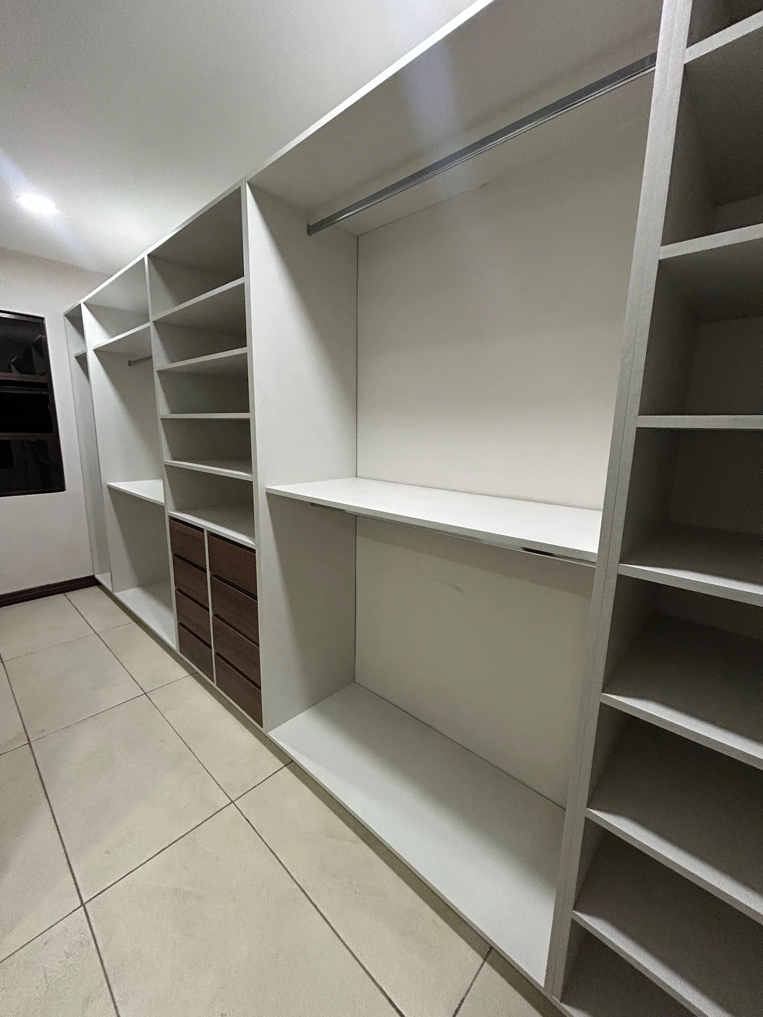 Imagen 4 del proyecto Closet modular con cajonería central en Habitación / guardado integral miniatura