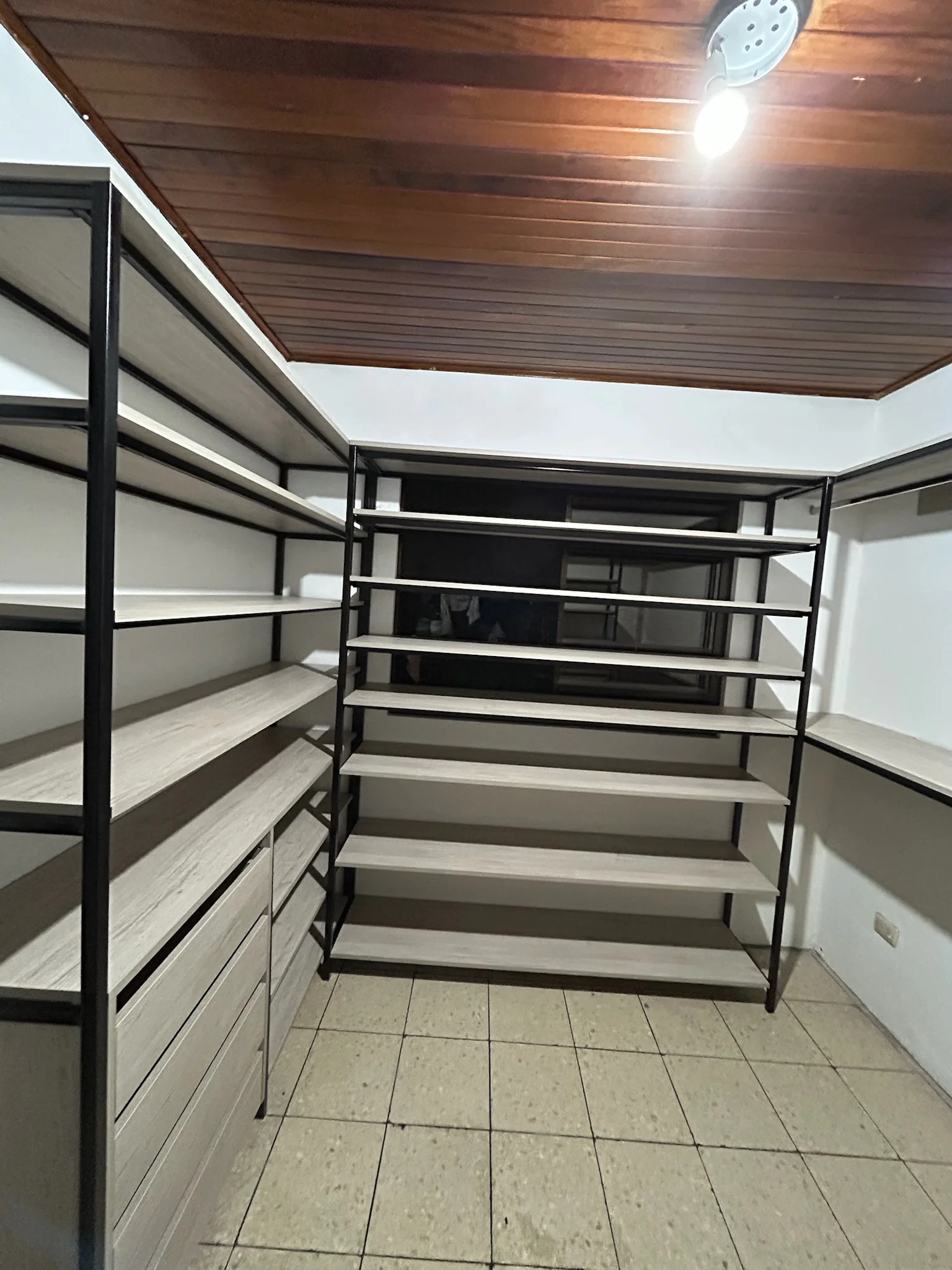 Imagen 2 del proyecto Vestidor abierto con estructura liviana en Habitación / walk-in closet miniatura