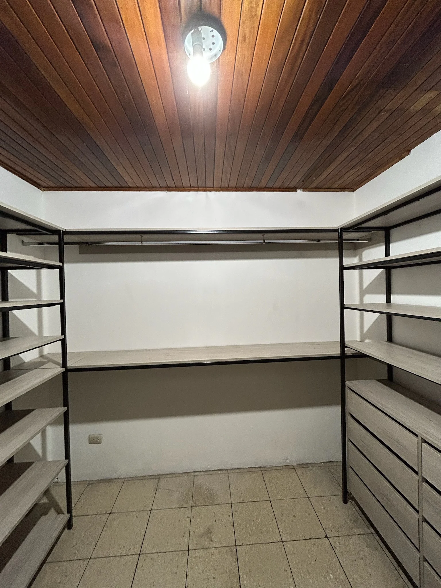 Imagen 3 del proyecto Vestidor abierto con estructura liviana en Habitación / walk-in closet miniatura